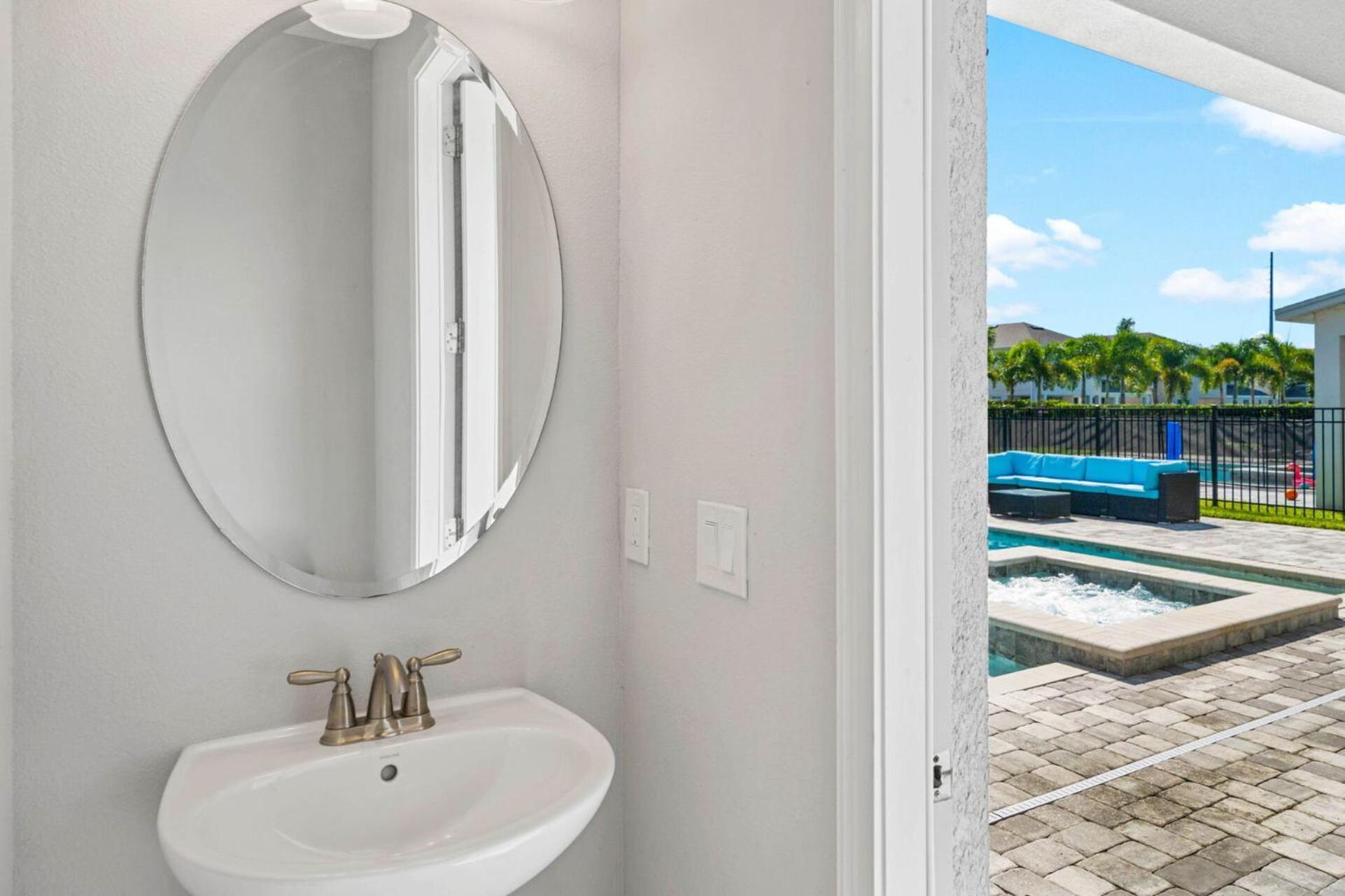 Ultimate Luxury Retreat: 5 Bedroom With Pool And Jacuzzi Villa
