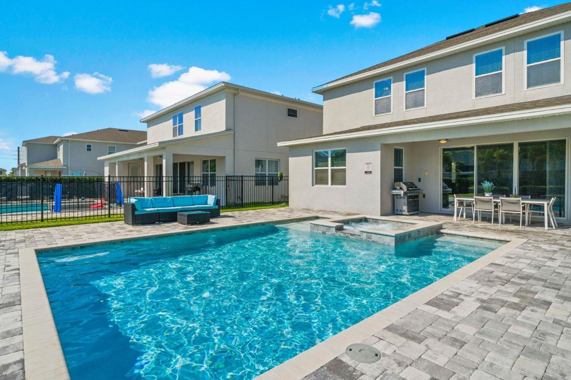 Ultimate Luxury Retreat: 5 Bedroom With Pool And Jacuzzi Villa *