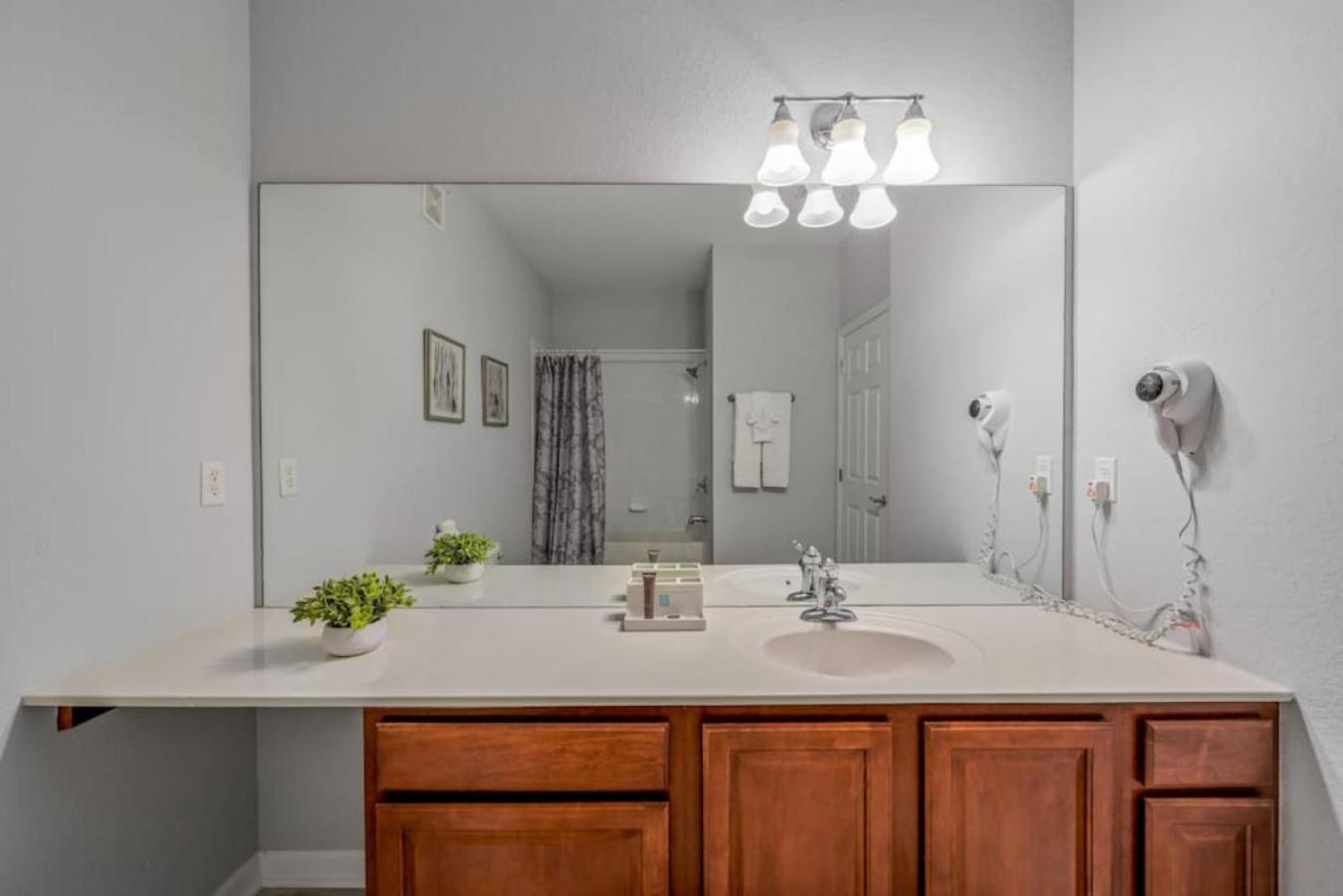 Is2-310 - New Listing - Near Major Attractions Holiday home *