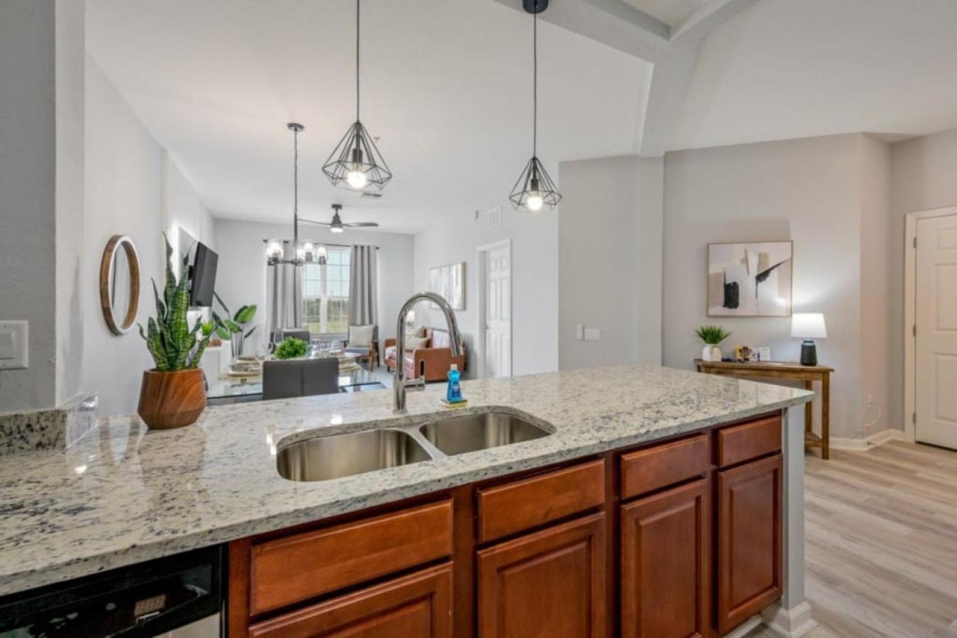 Is2-310 - New Listing - Near Major Attractions Holiday home