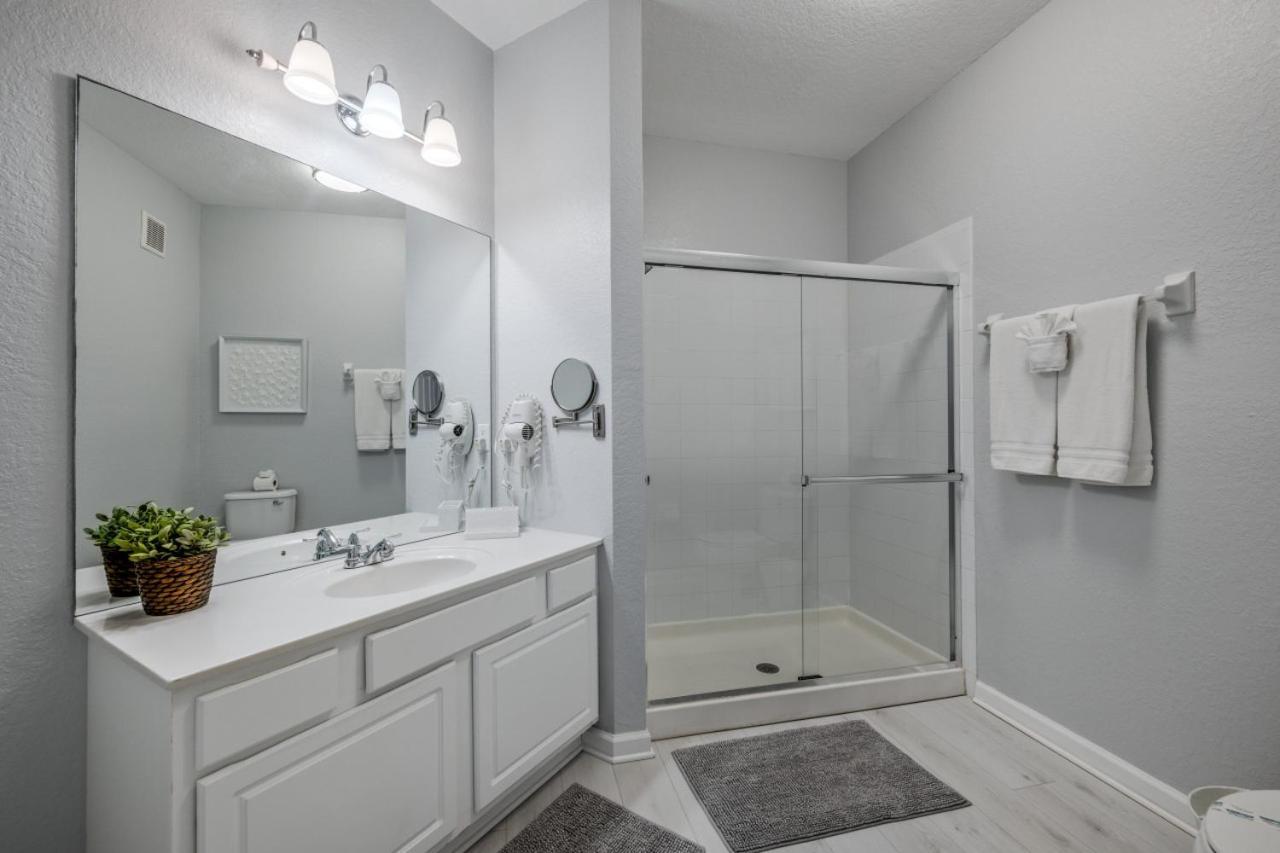 Is1-208 - View Corner Unit - Modern Decor * Orlando