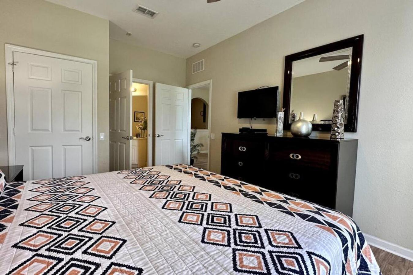 Is1 110 - Lakefront Unit - Near Major Attractions