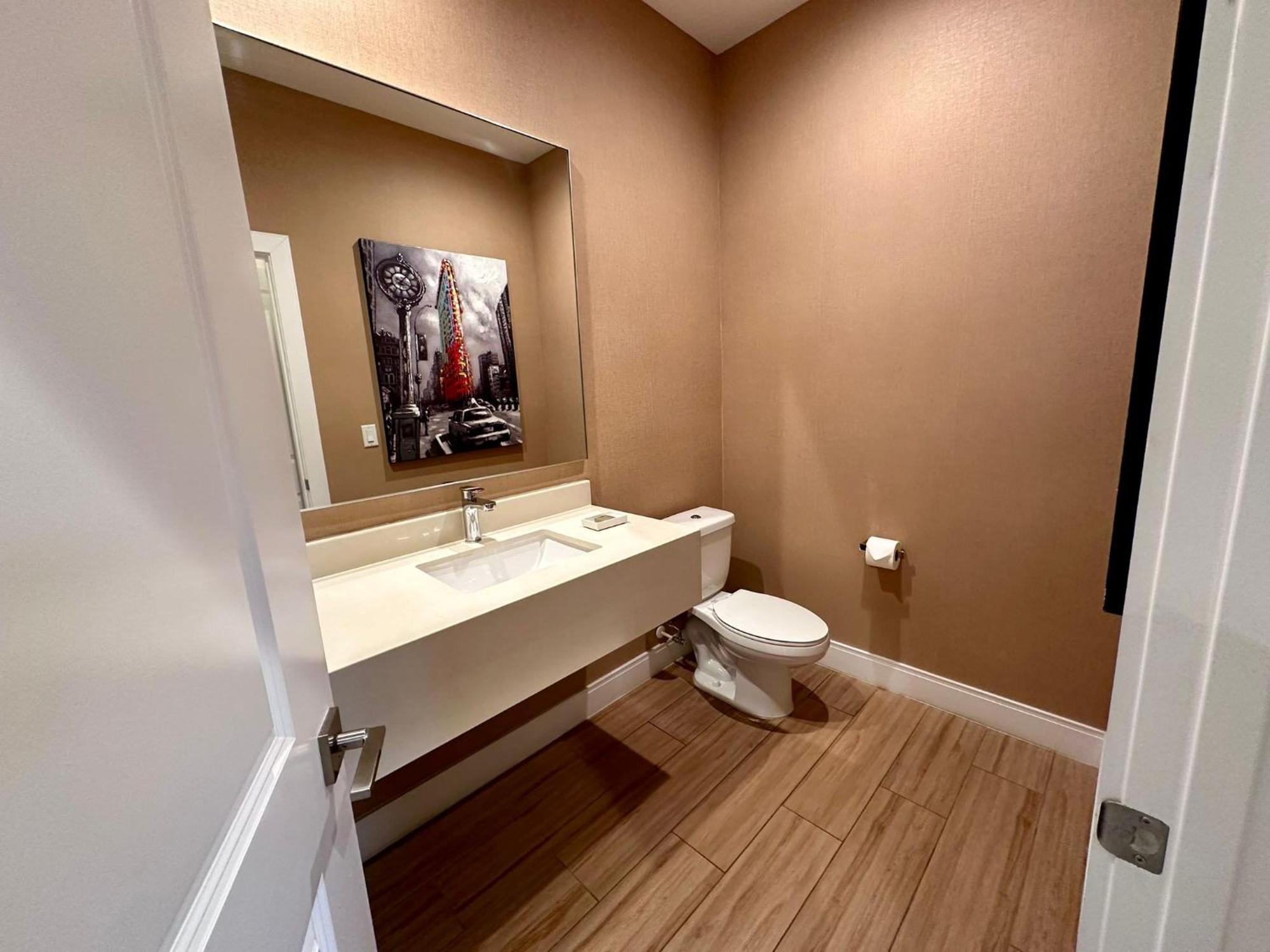 Luxury 7 Min 3 Bedroom - Hot Tub *