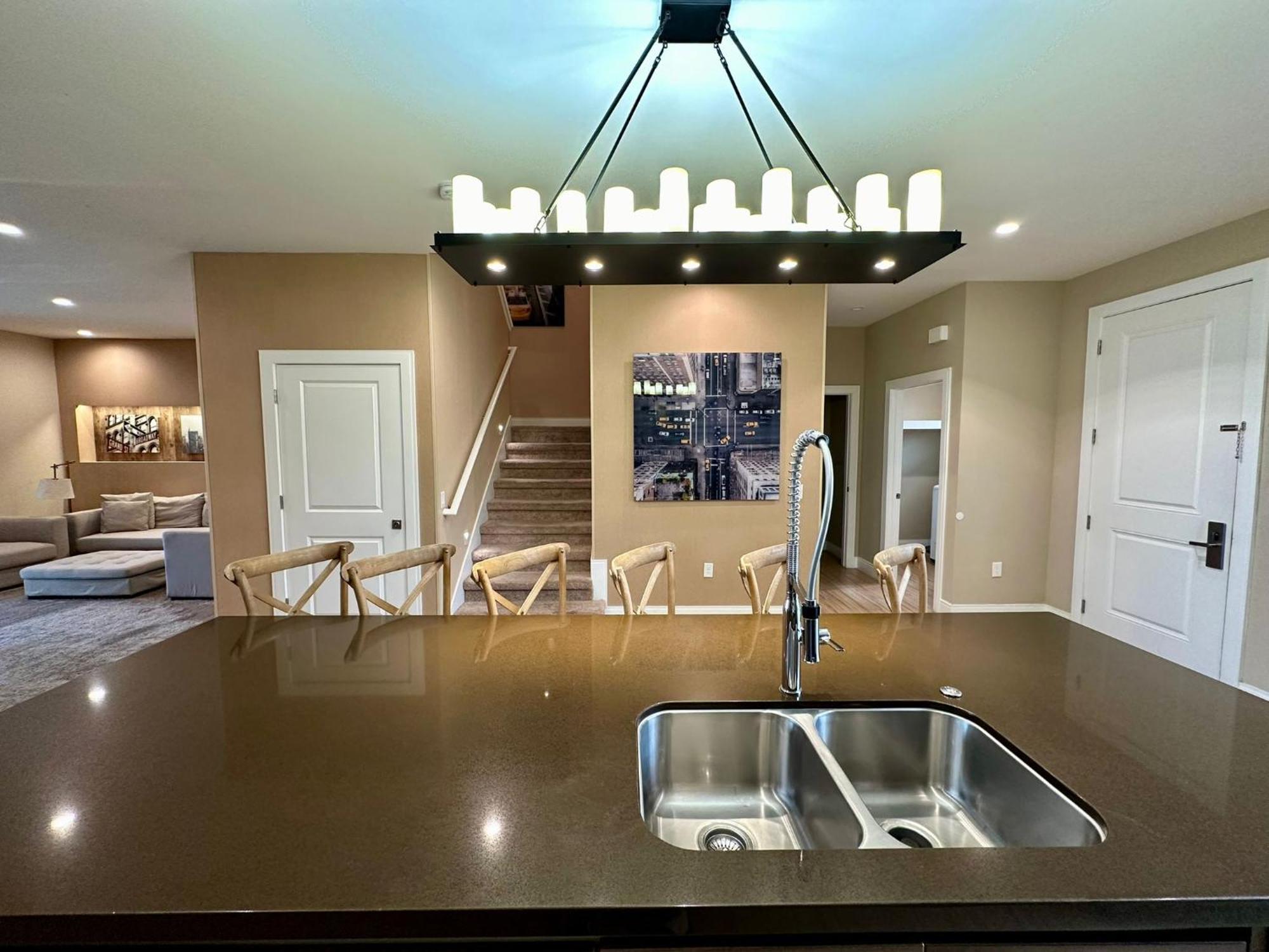 Luxury 7 Min 3 Bedroom - Hot Tub *