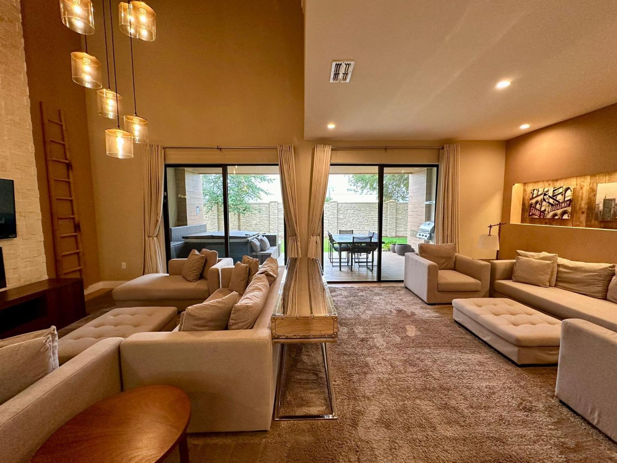 Luxury 7 Min 3 Bedroom - Hot Tub Orlando
