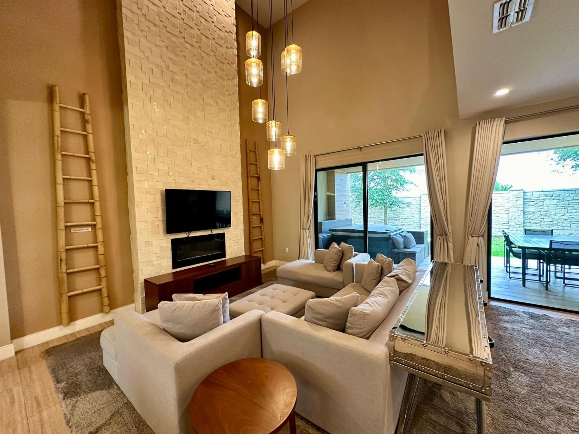 Luxury 7 Min 3 Bedroom - Hot Tub Villa *