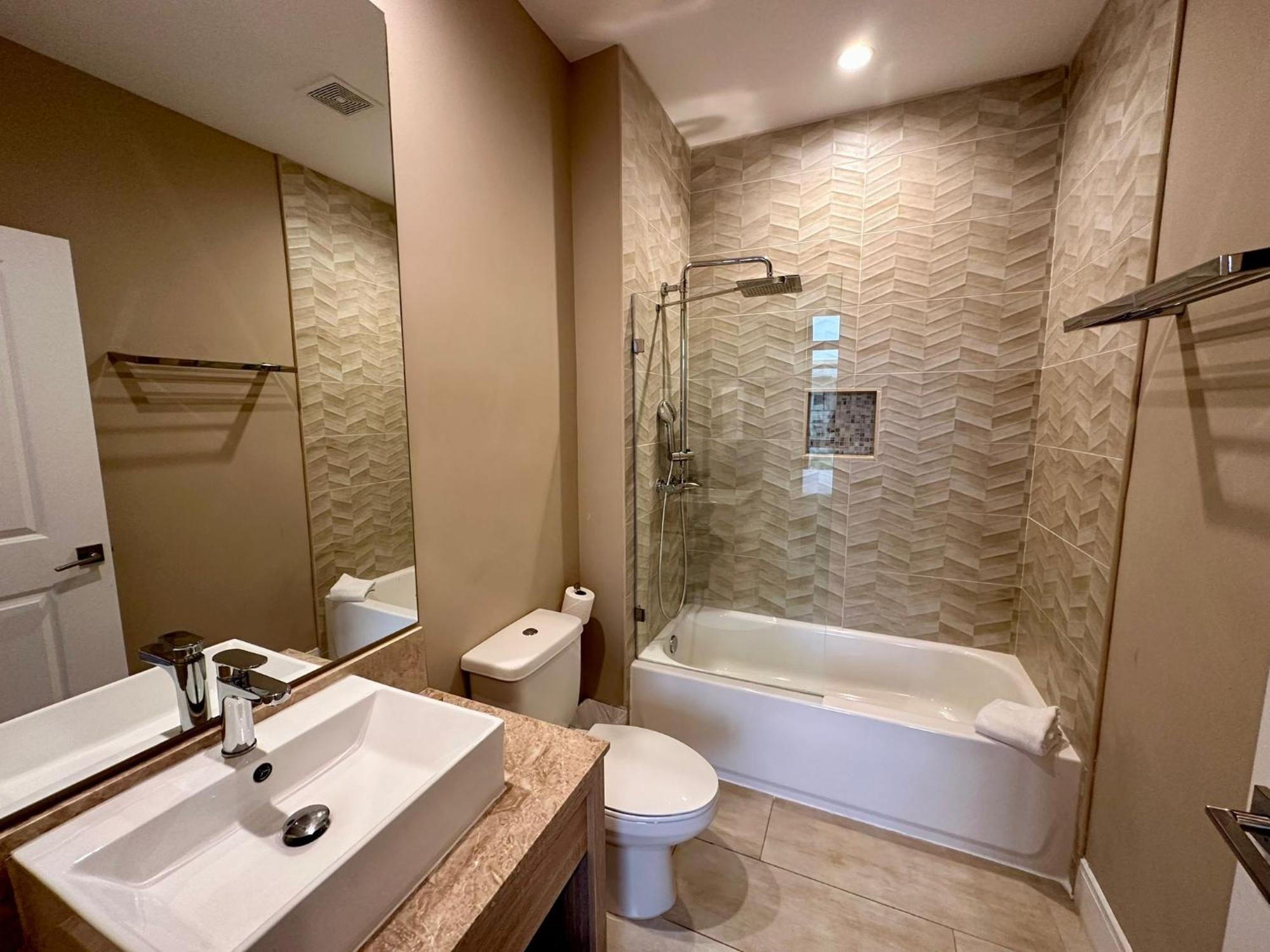 Luxury 7 Min 3 Bedroom - Hot Tub Villa *