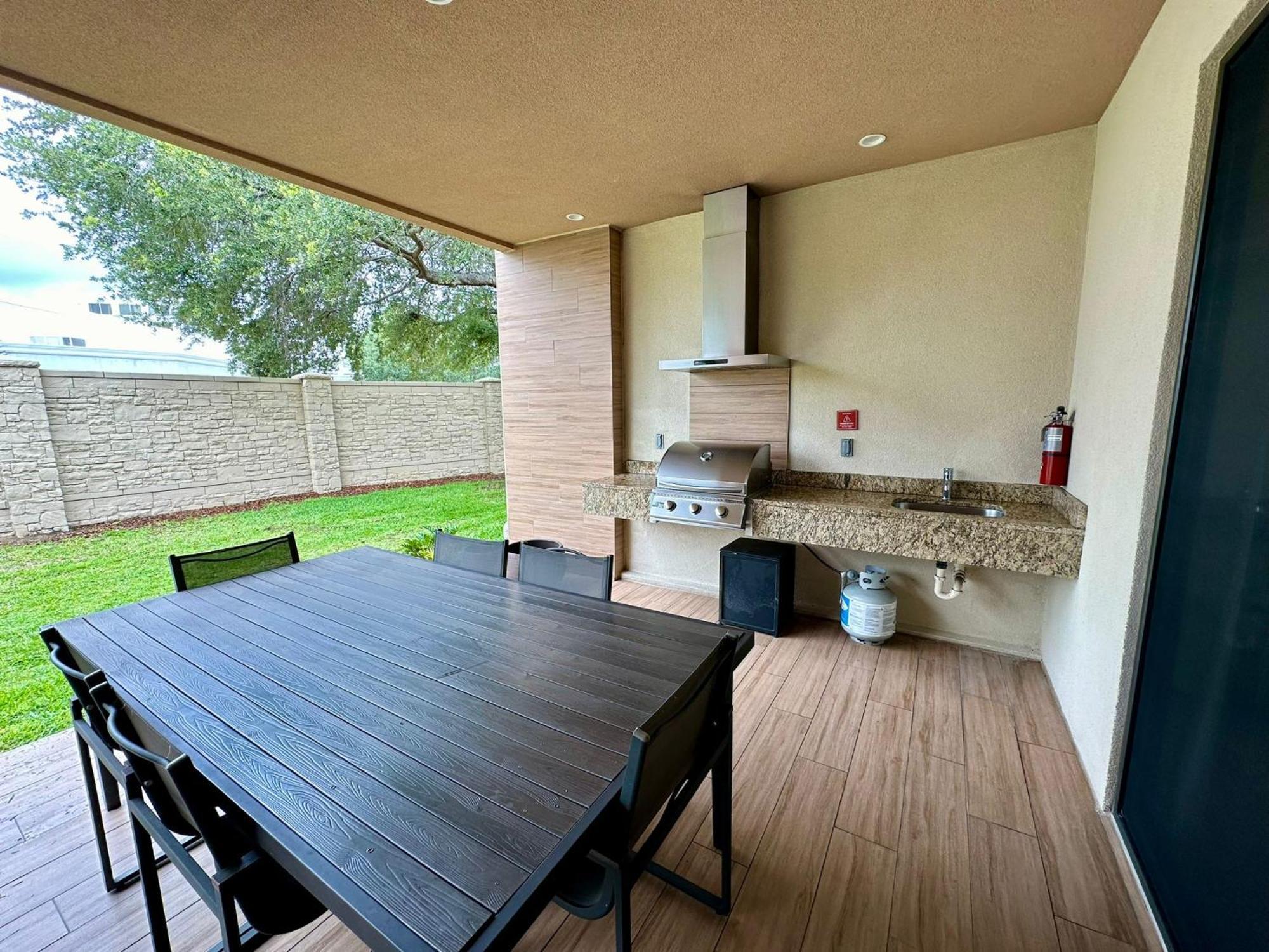 Luxury 7 Min 3 Bedroom - Hot Tub * Orlando
