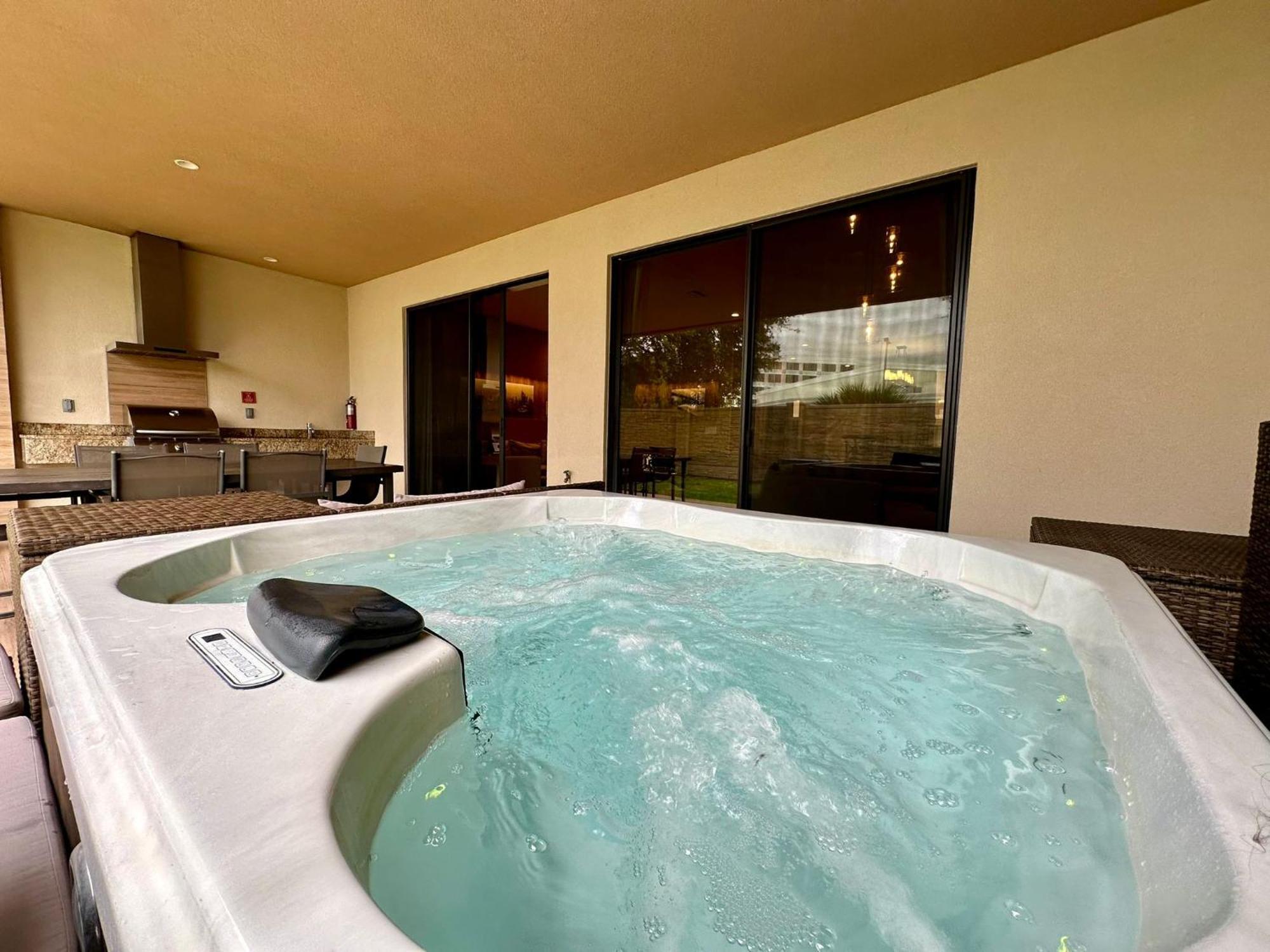 Luxury 7 Min 3 Bedroom - Hot Tub *