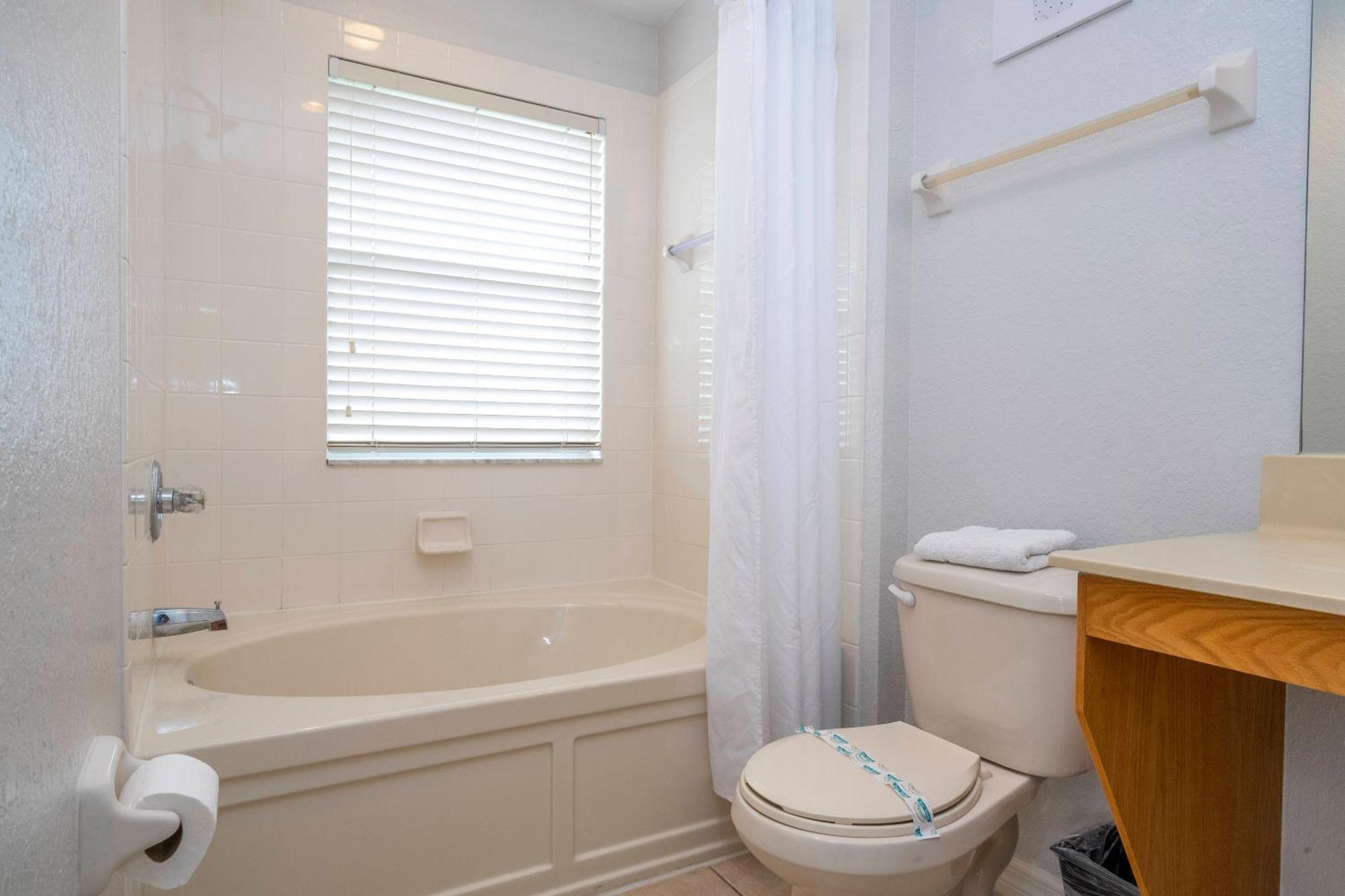 Cozy 4br Regal Oaks Close To Holiday home