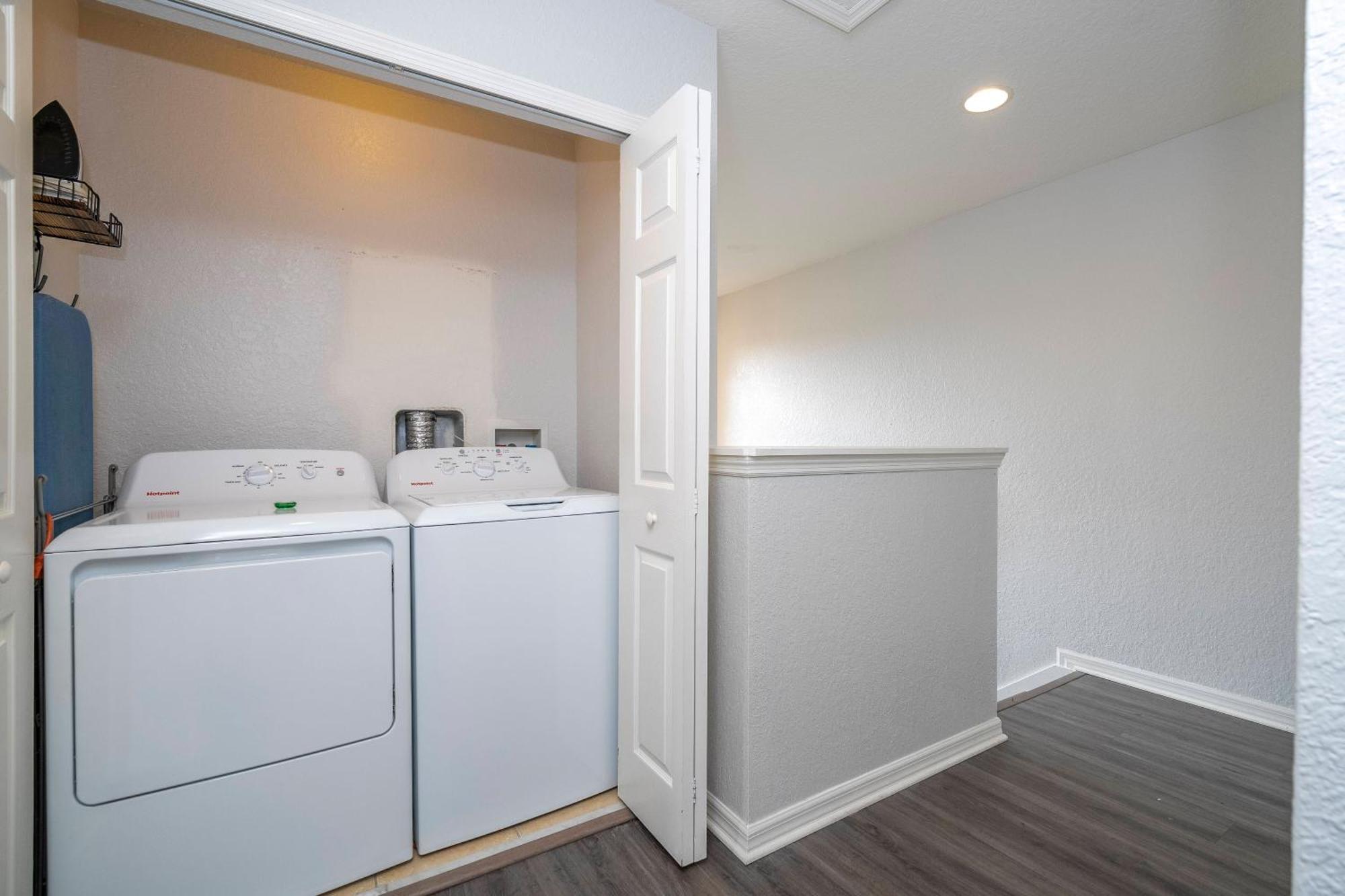 Cozy 4br Regal Oaks Close To *