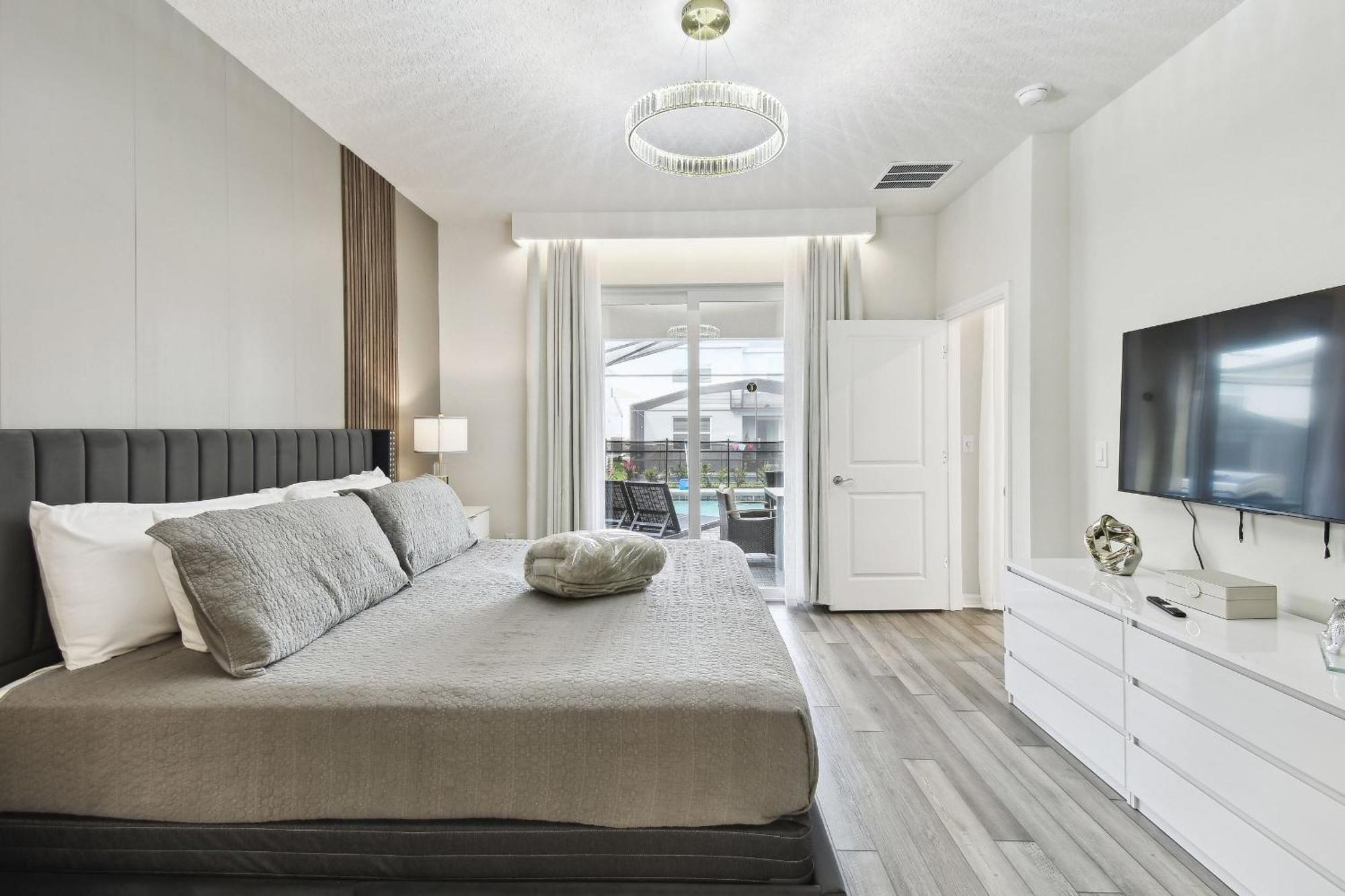 5 Bd En-suites, Game Room, Heated Pool, Sleeps 14 Holiday home *