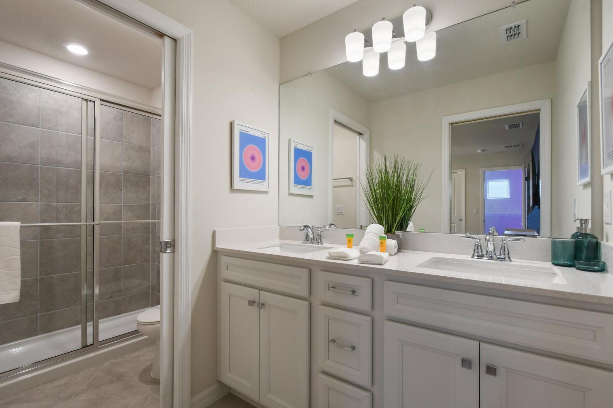 Modern W/ Pool, & Arcade Access * Orlando