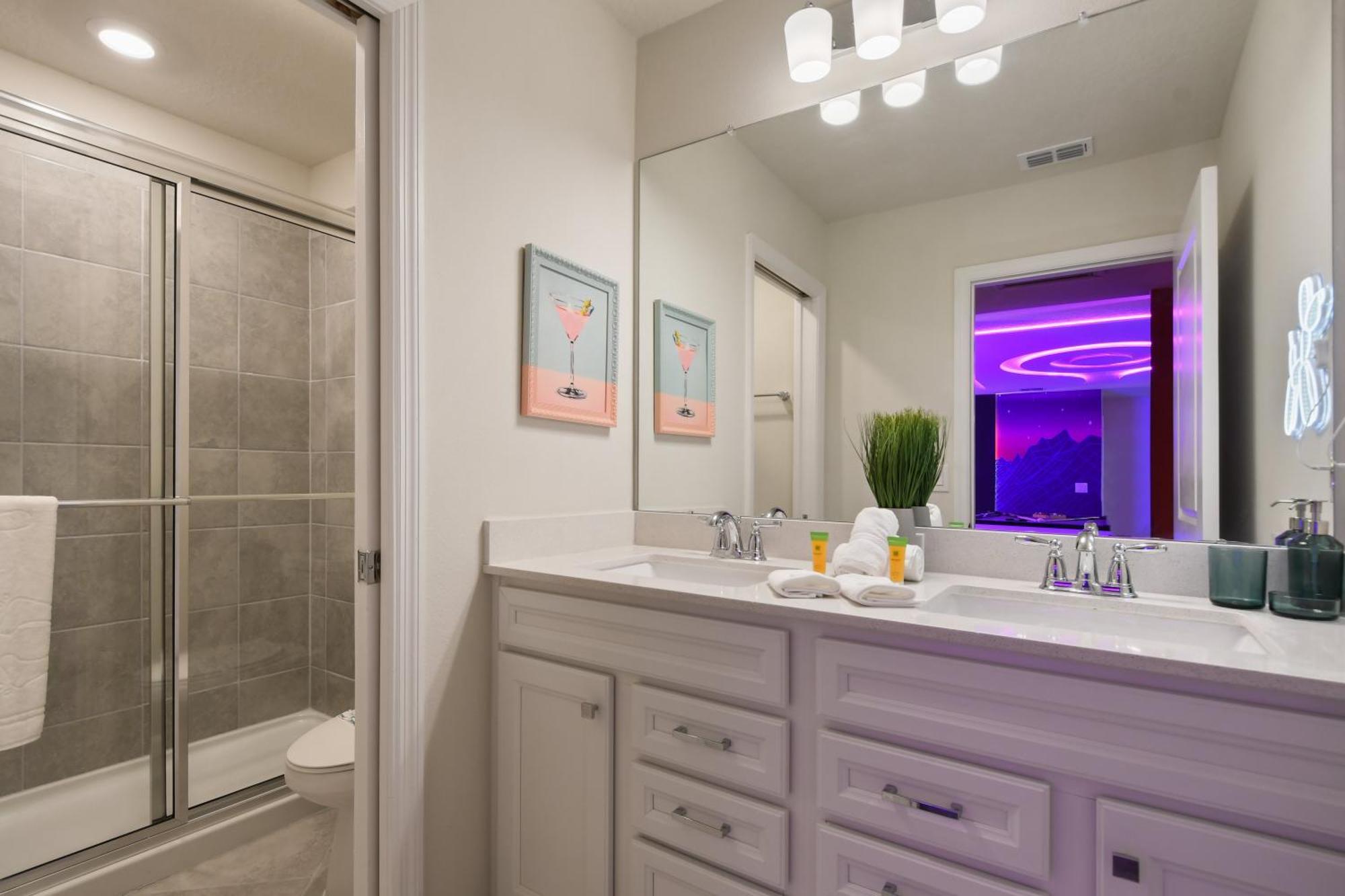 Modern W/ Pool, & Arcade Access * Orlando