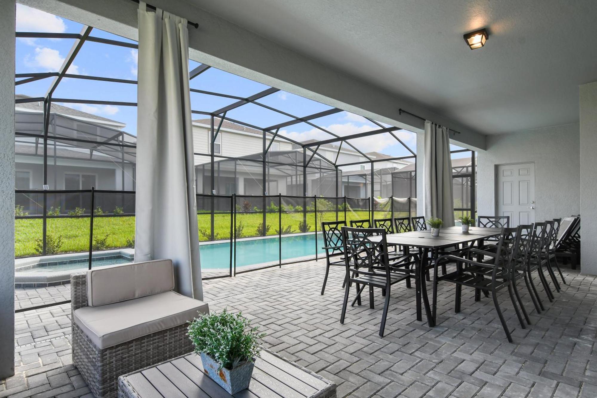 Holiday home Modern W/ Pool, & Arcade Access