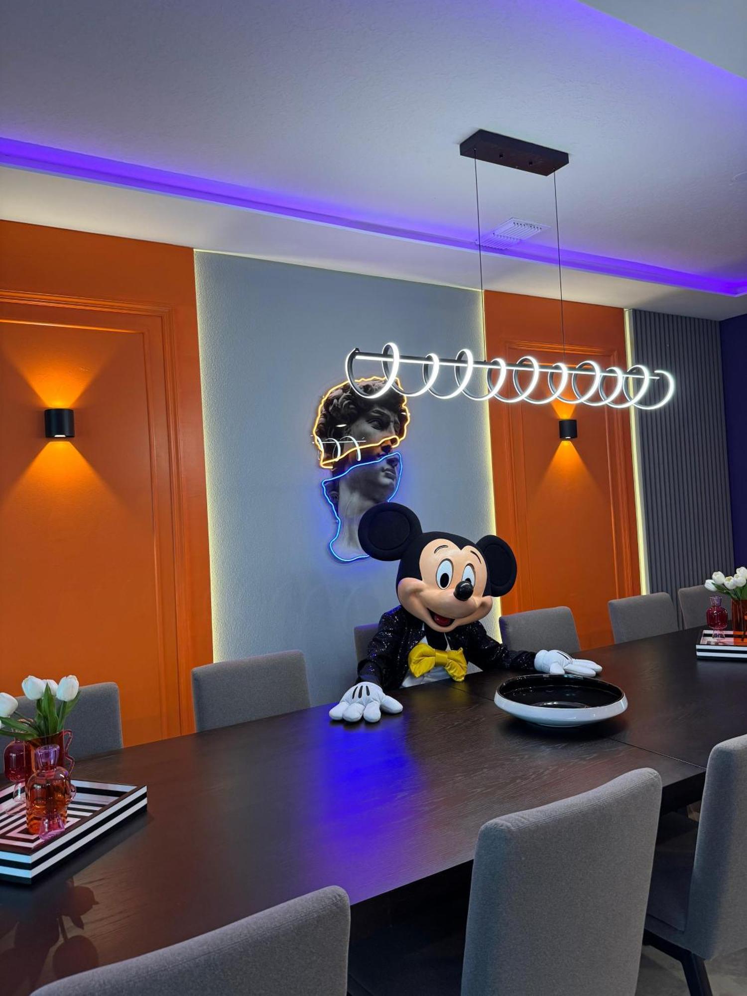Modern W/ Pool, & Arcade Access Holiday home Orlando