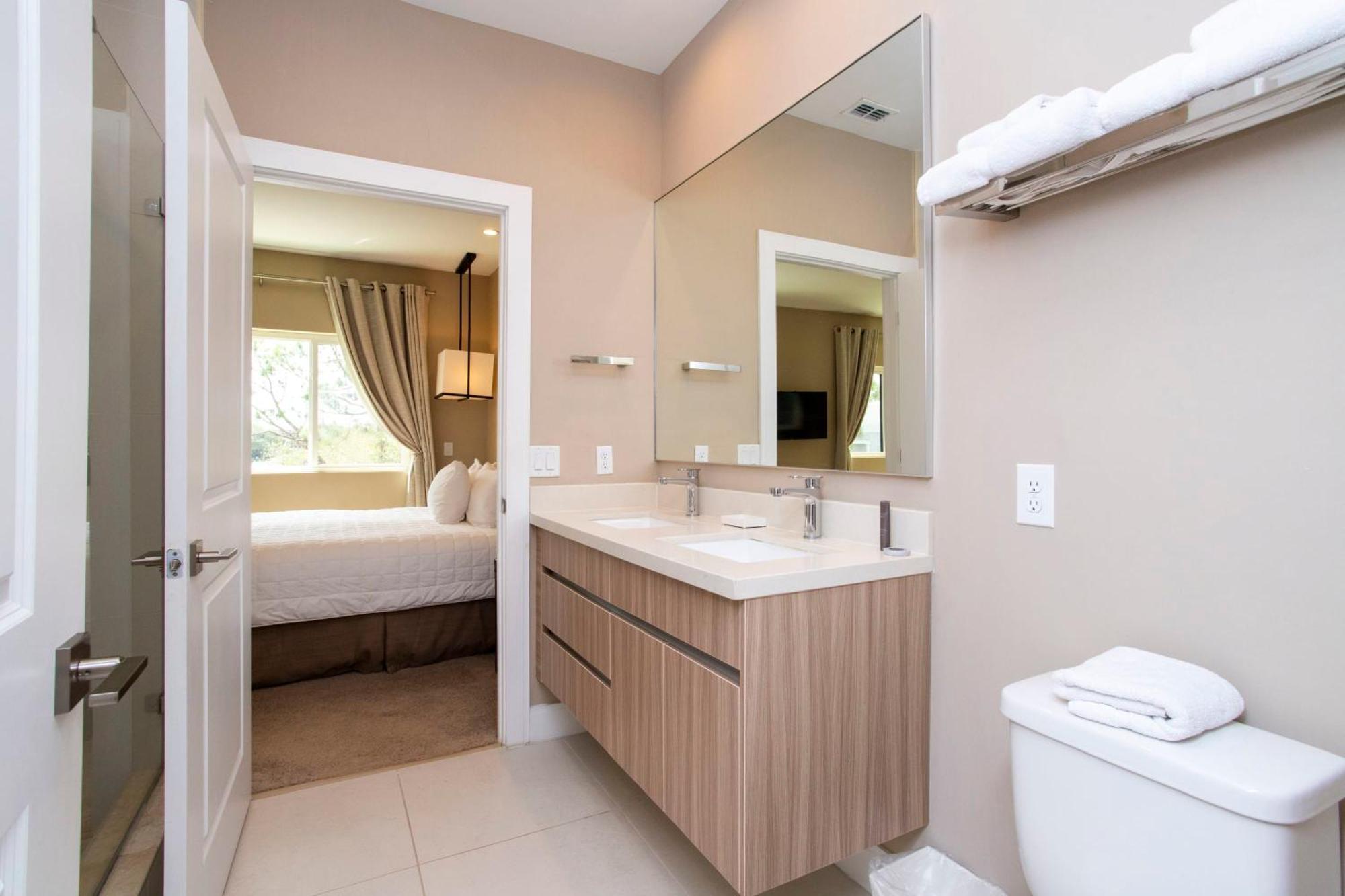 Luxury 4 Bedroom Close To Disney 7487 Holiday home
