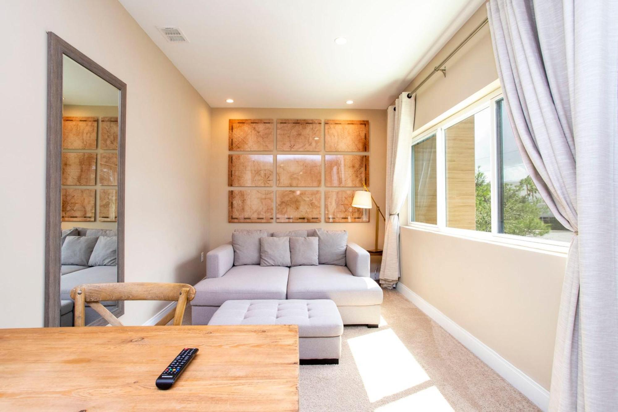 Luxury 4 Bedroom Close To Disney 7487 Holiday home *