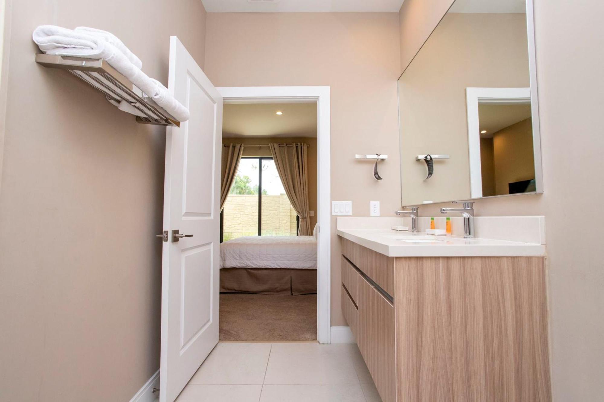 Luxury 4 Bedroom Close To Disney 7487
