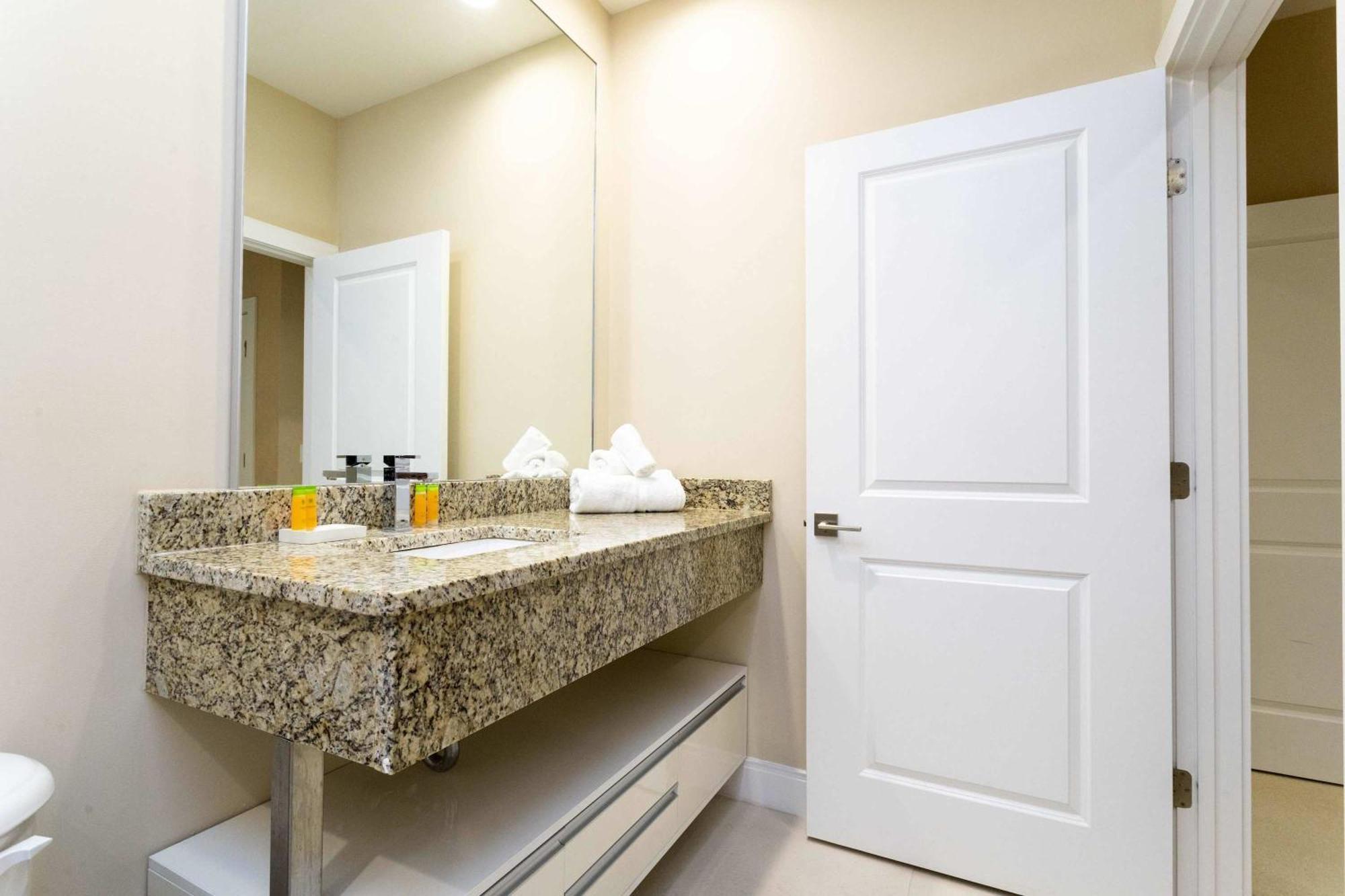 Gorgeous 4 Bd Close To @ Magic Village 3114 Orlando