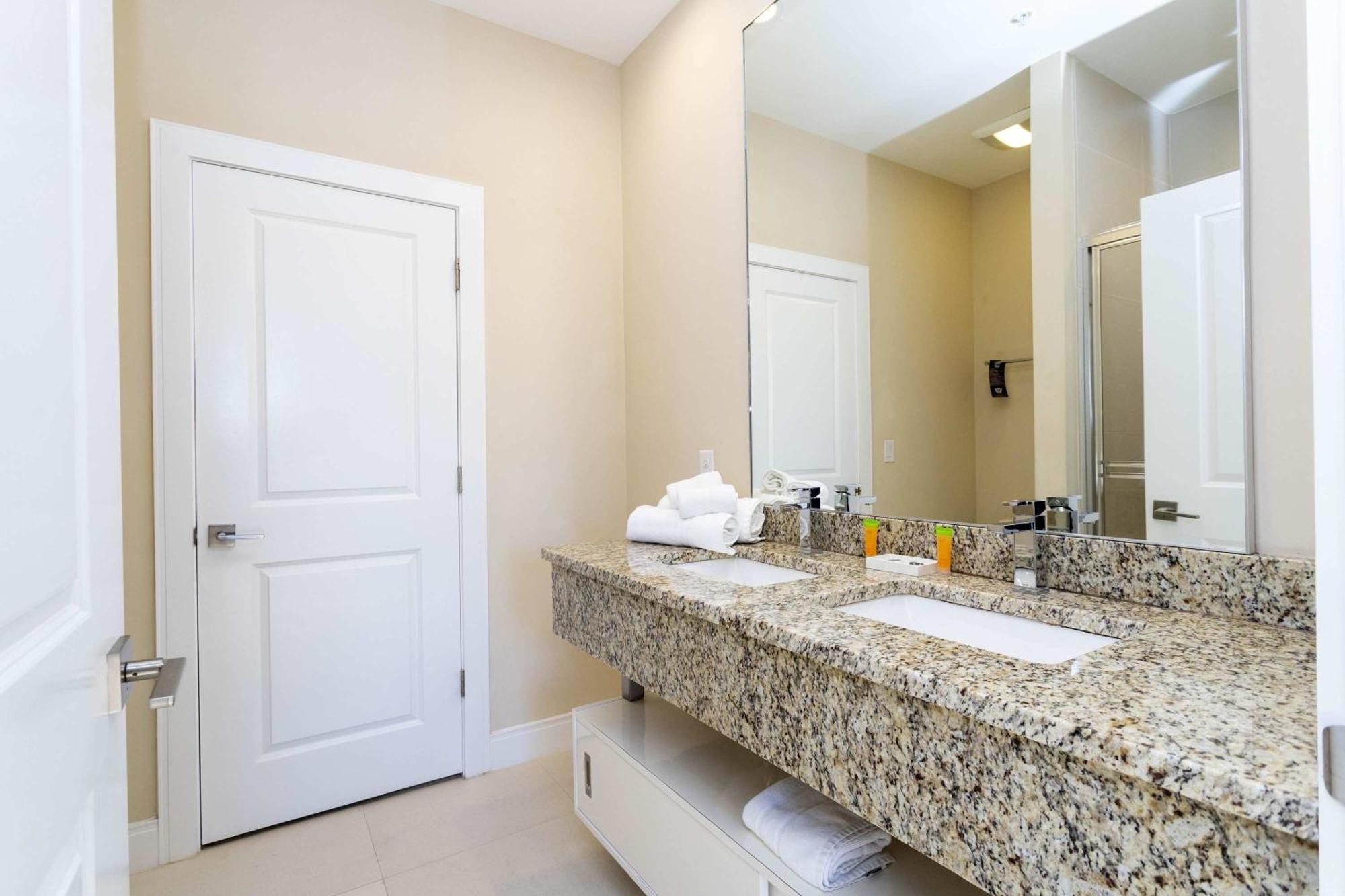 Gorgeous 4 Bd Close To @ Magic Village 3114 Holiday home