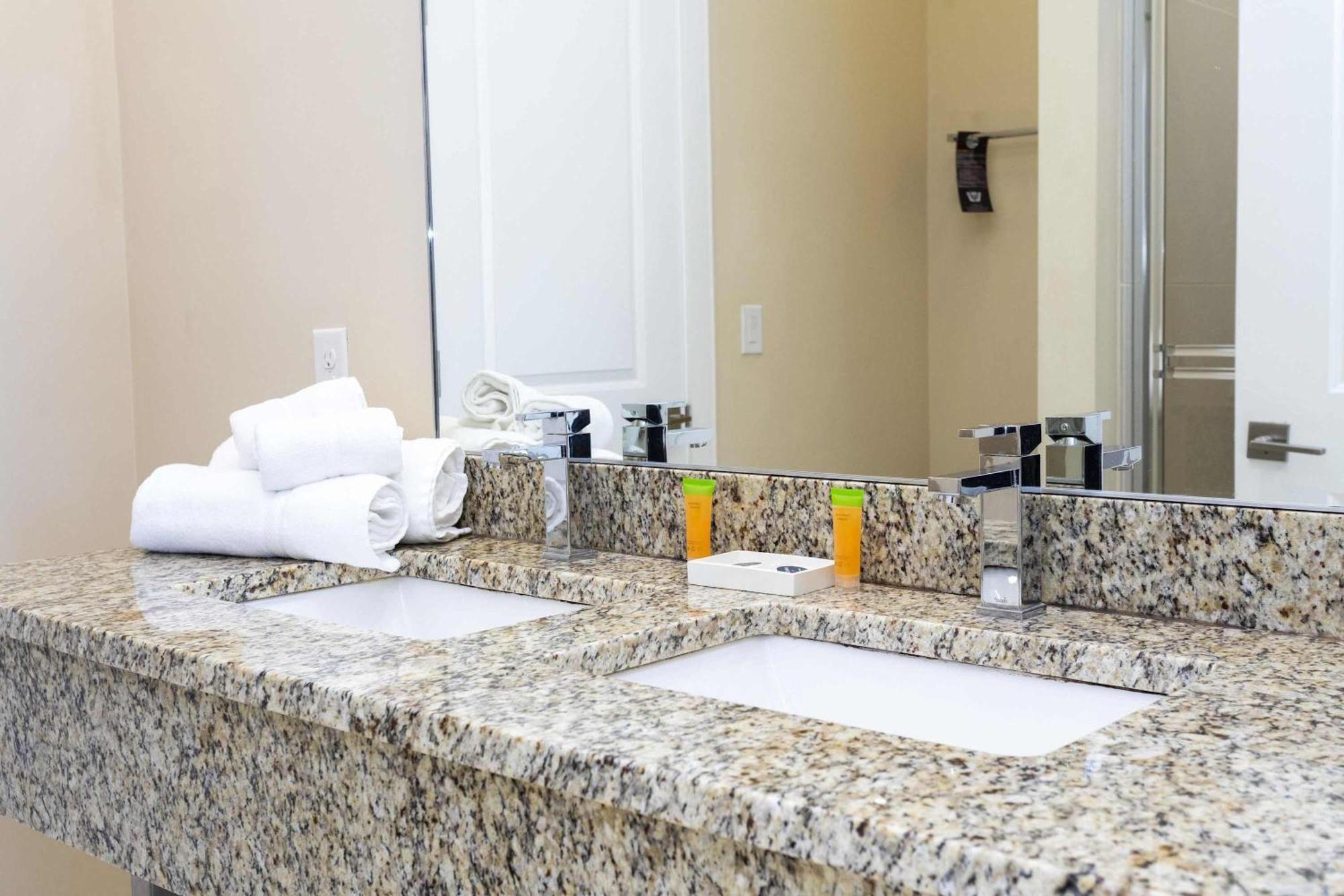 Gorgeous 4 Bd Close To @ Magic Village 3114 * Orlando