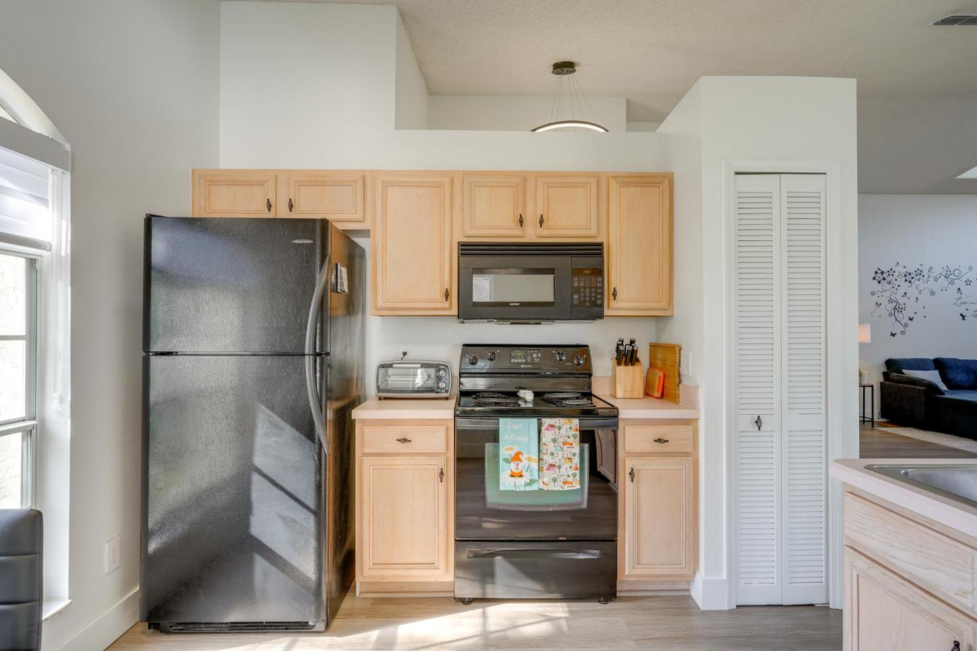 6 Mi To World With Large Yard! Orlando