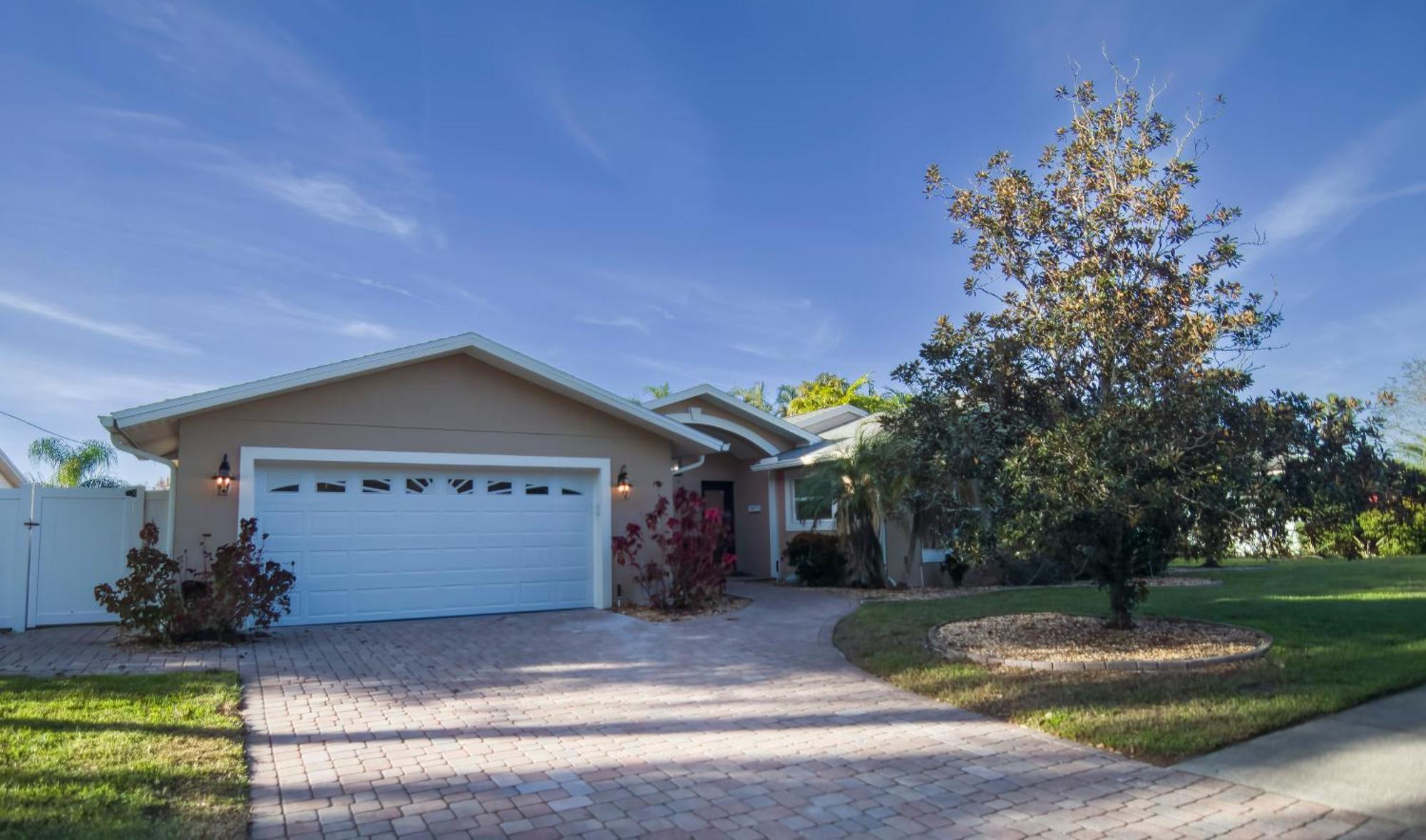 Holiday home Lakefront House With Pool Near Downtown