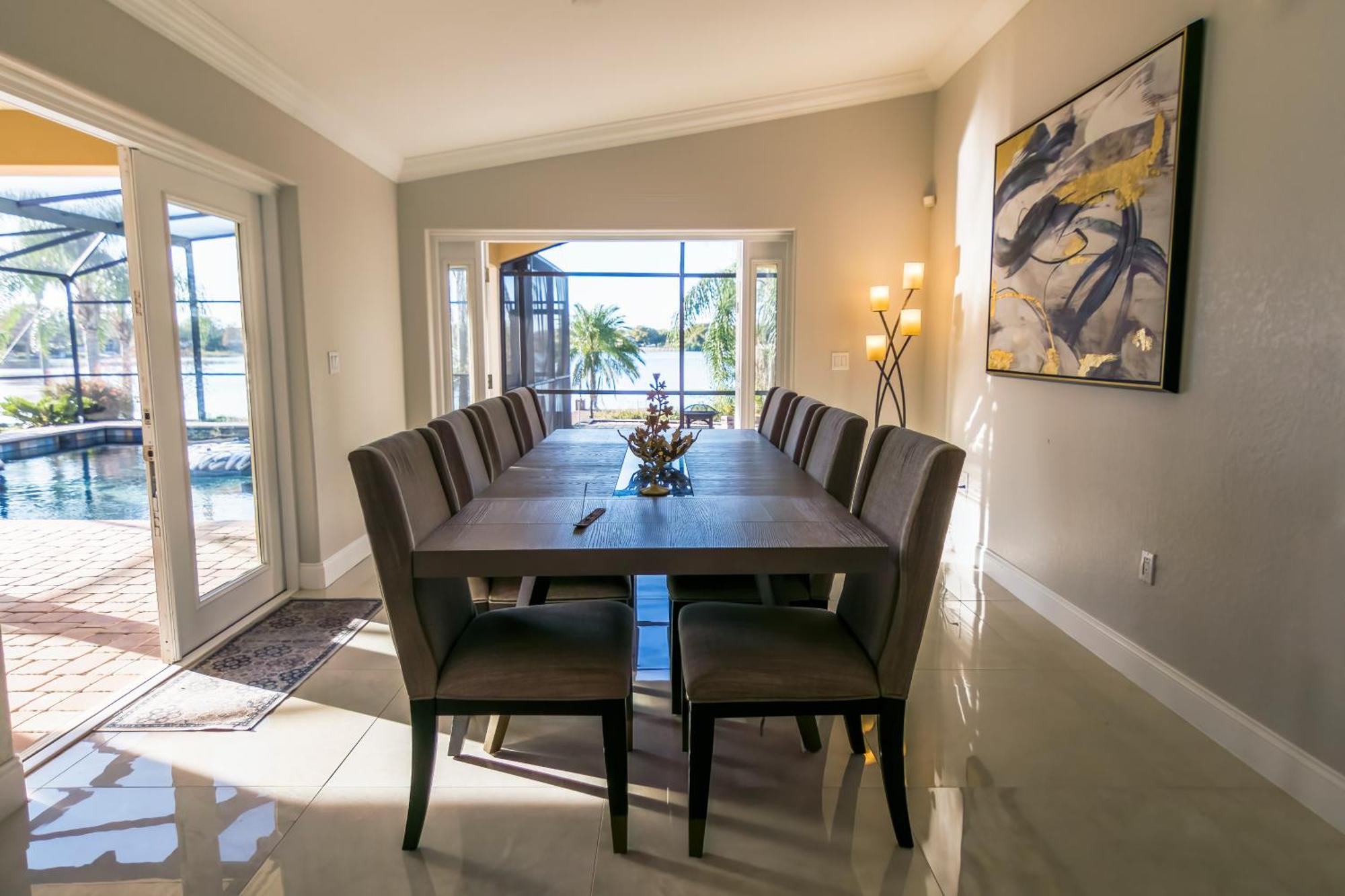 Lakefront House With Pool Near Downtown Holiday home