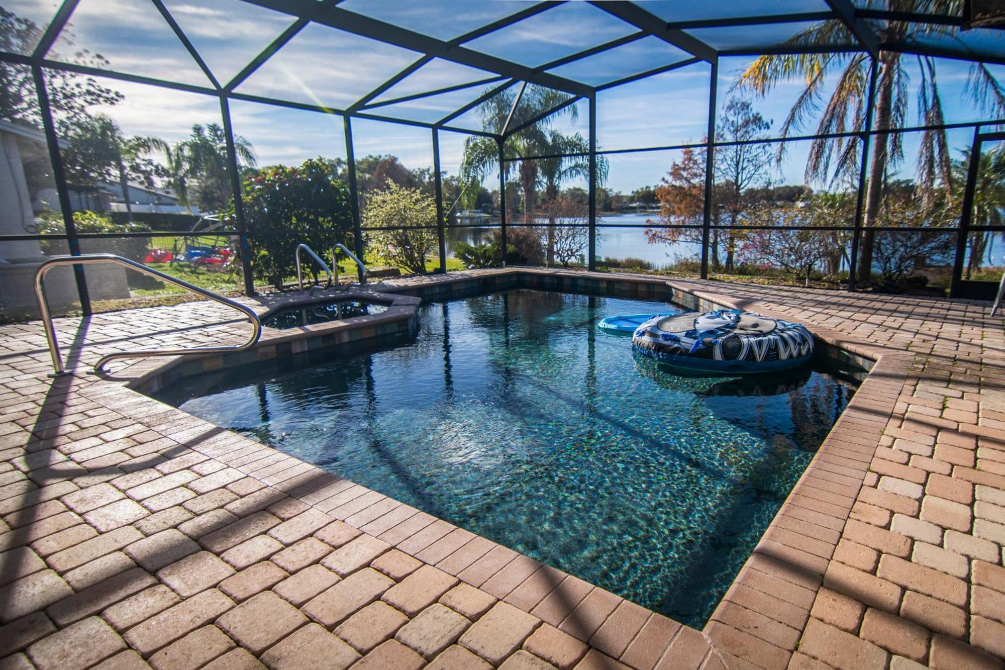 Lakefront House With Pool Near Downtown *