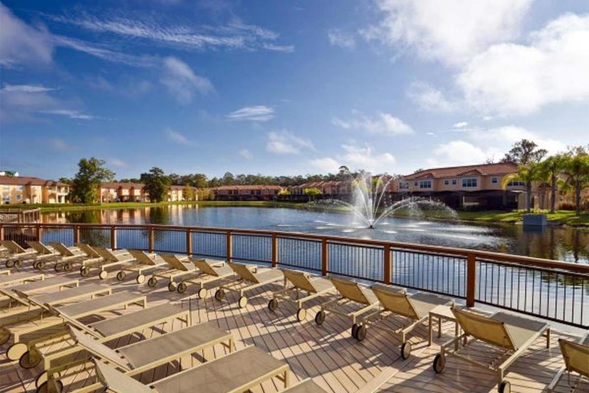 Spacious Regal Oaks Retreat - Steps To The Pool