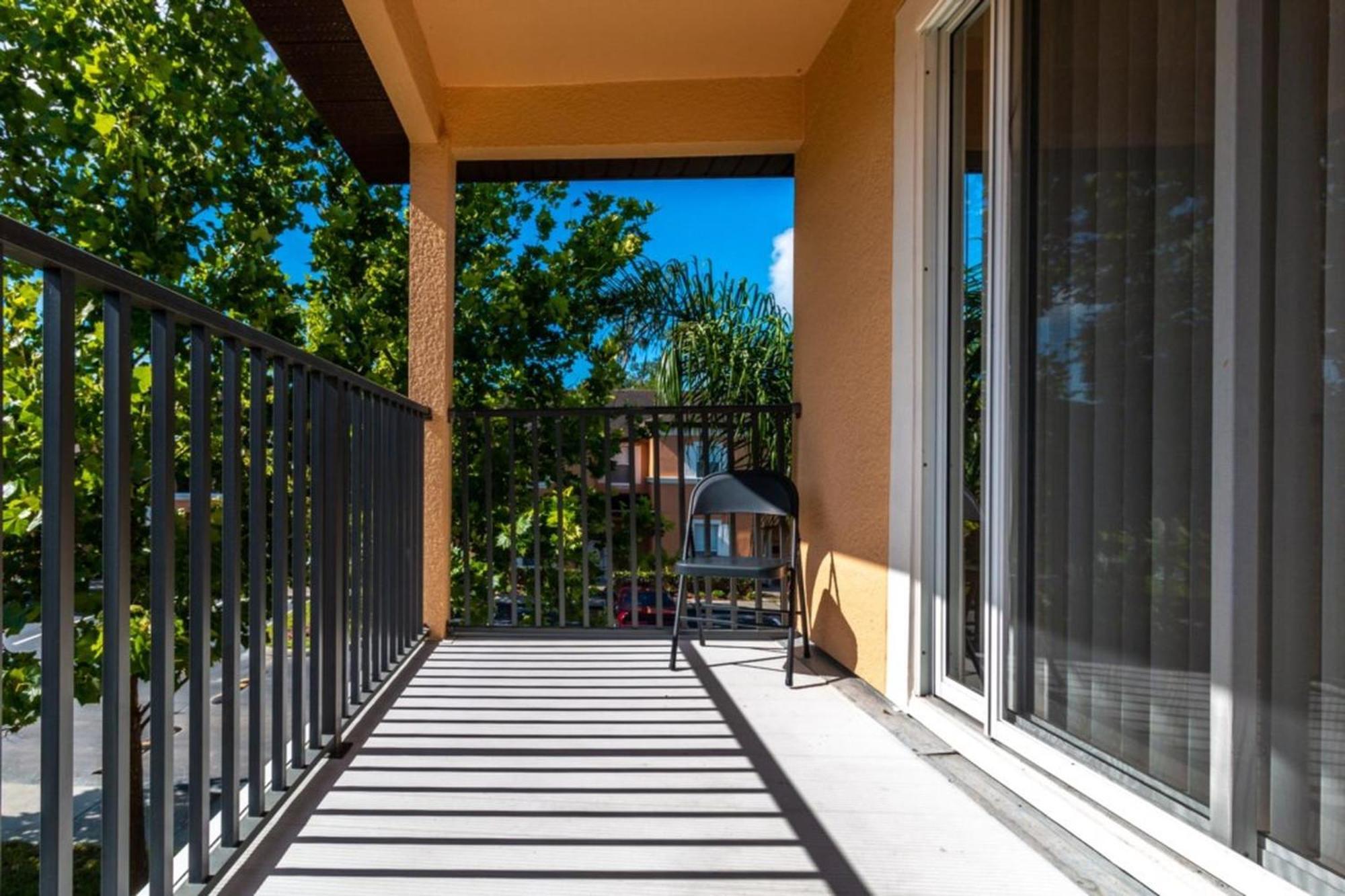 Spacious Regal Oaks Retreat - Steps To The Pool Apartment