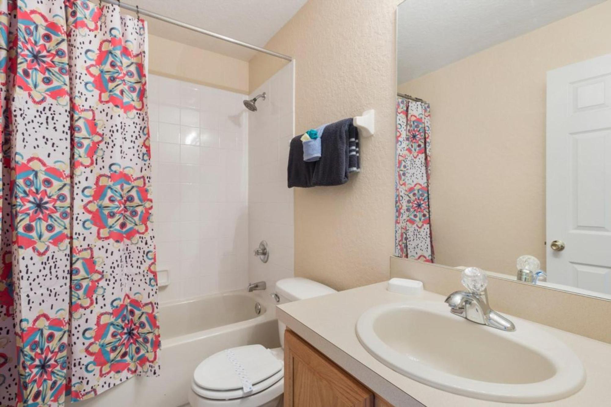 Apartment Spacious Regal Oaks Retreat - Steps To The Pool *