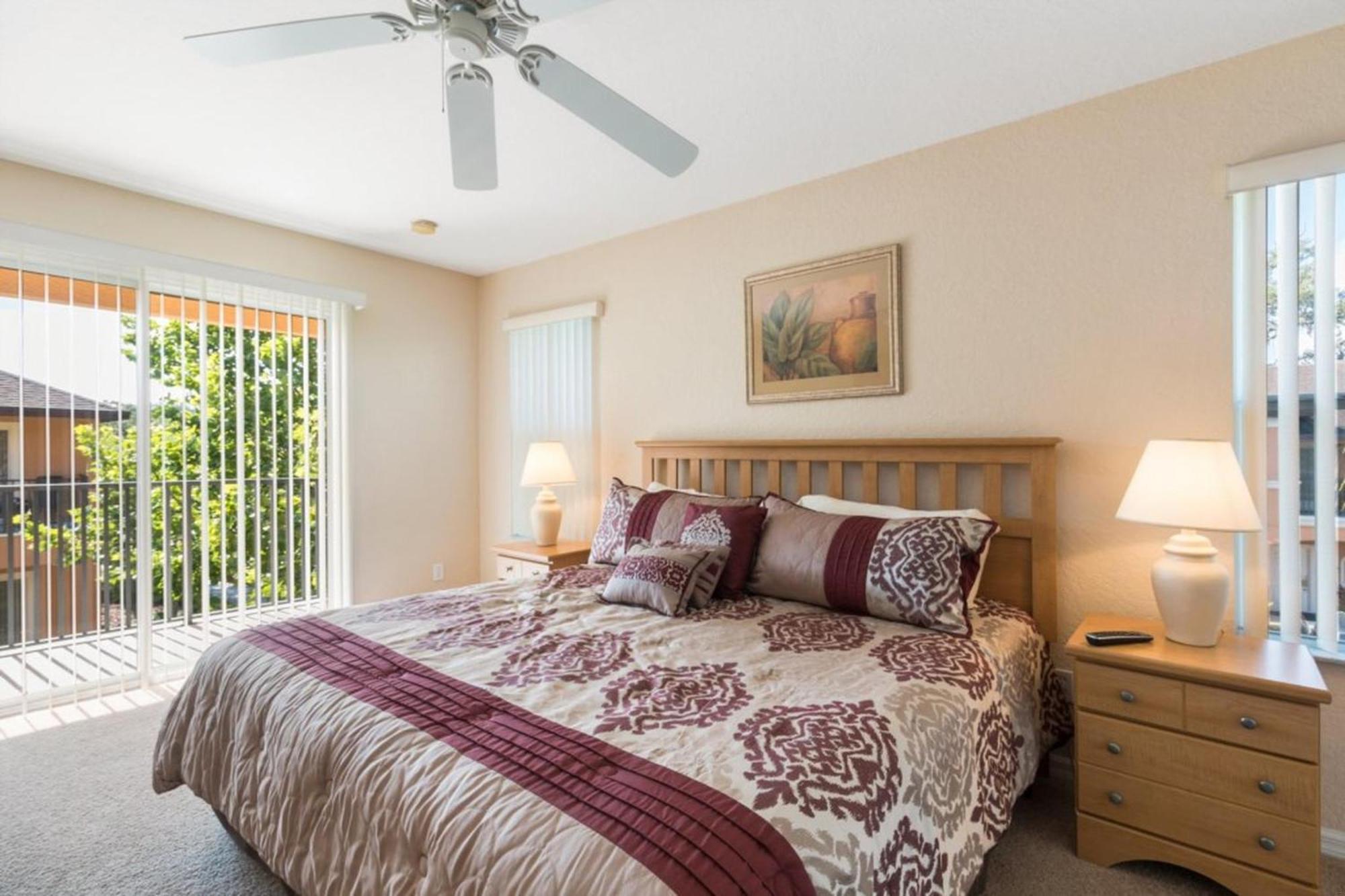 Spacious Regal Oaks Retreat - Steps To The Pool