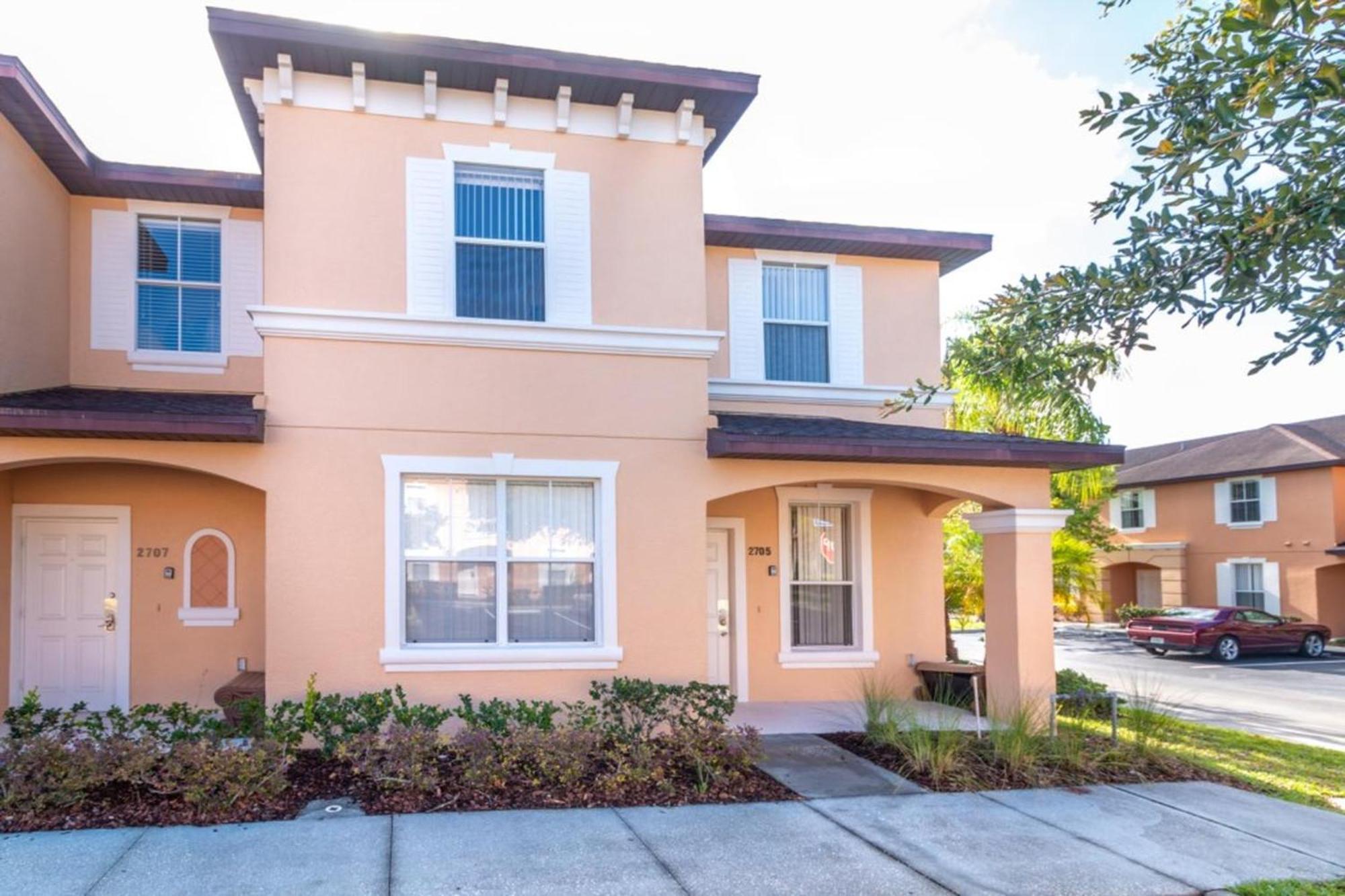 Spacious Regal Oaks Retreat - Steps To The Pool Apartment