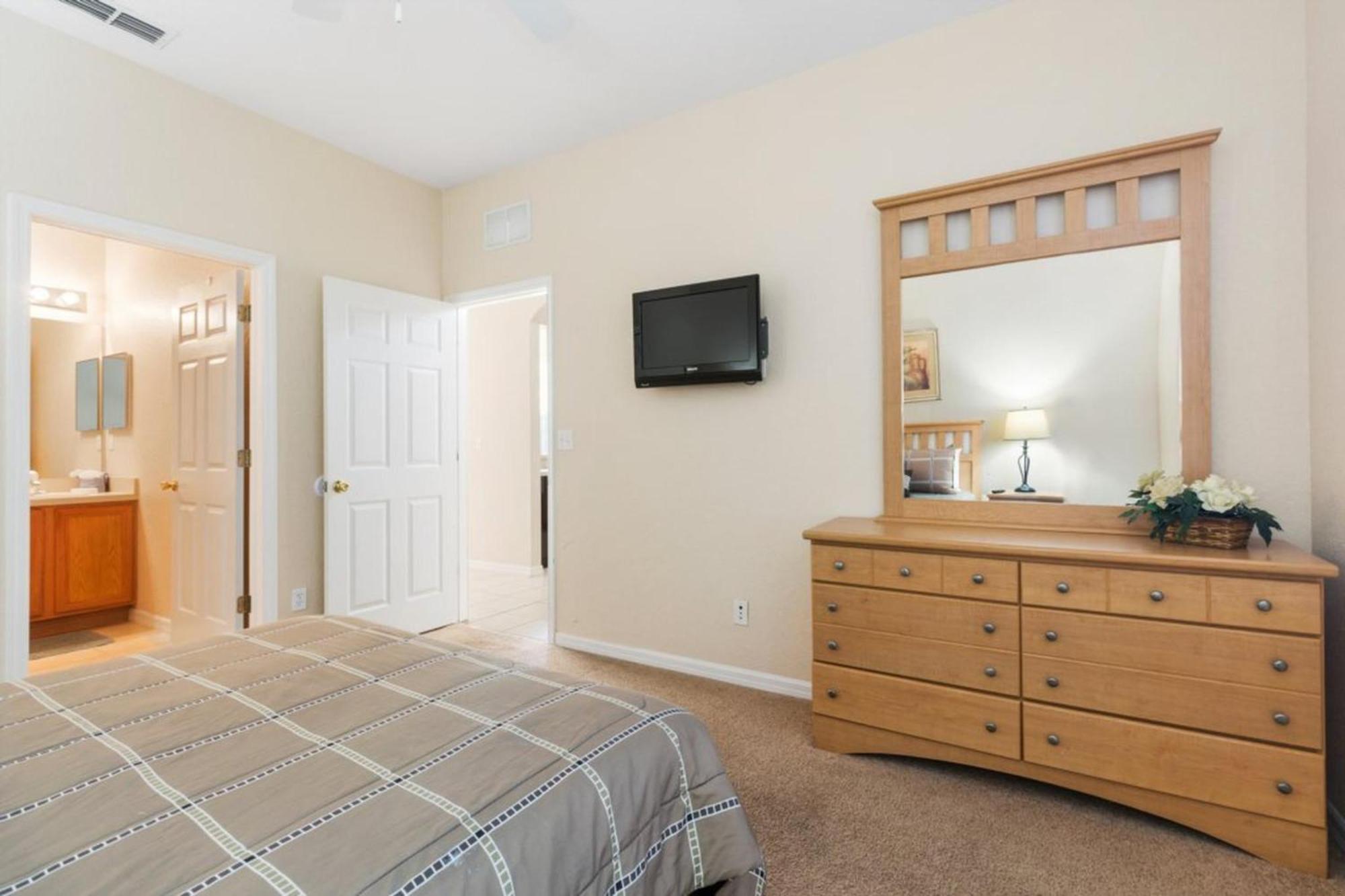 Apartment Spacious Regal Oaks Retreat - Steps To The Pool