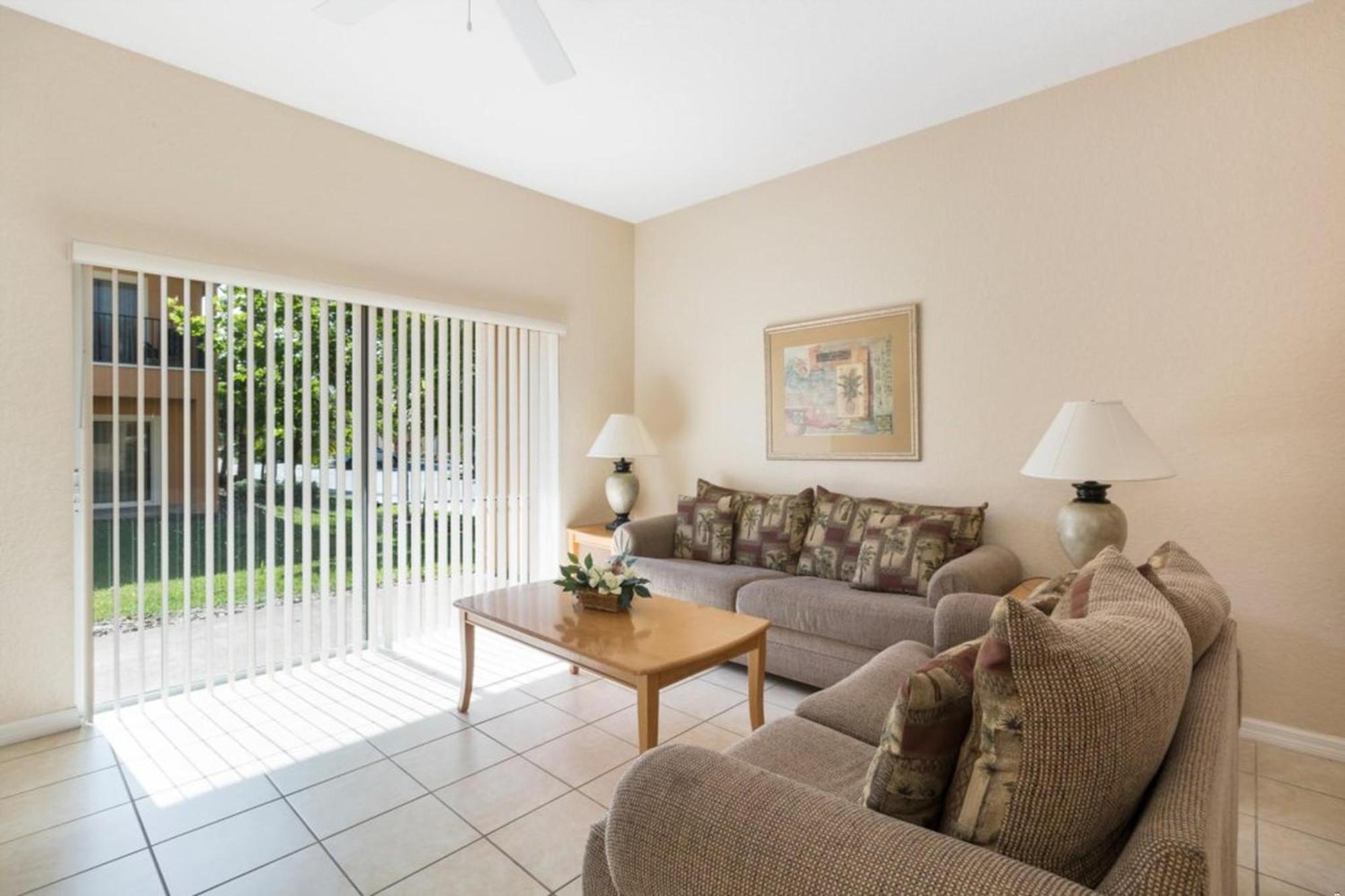 Spacious Regal Oaks Retreat - Steps To The Pool *
