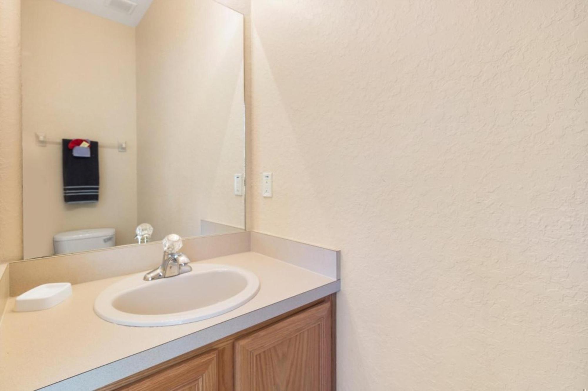 Spacious Regal Oaks Retreat - Steps To The Pool