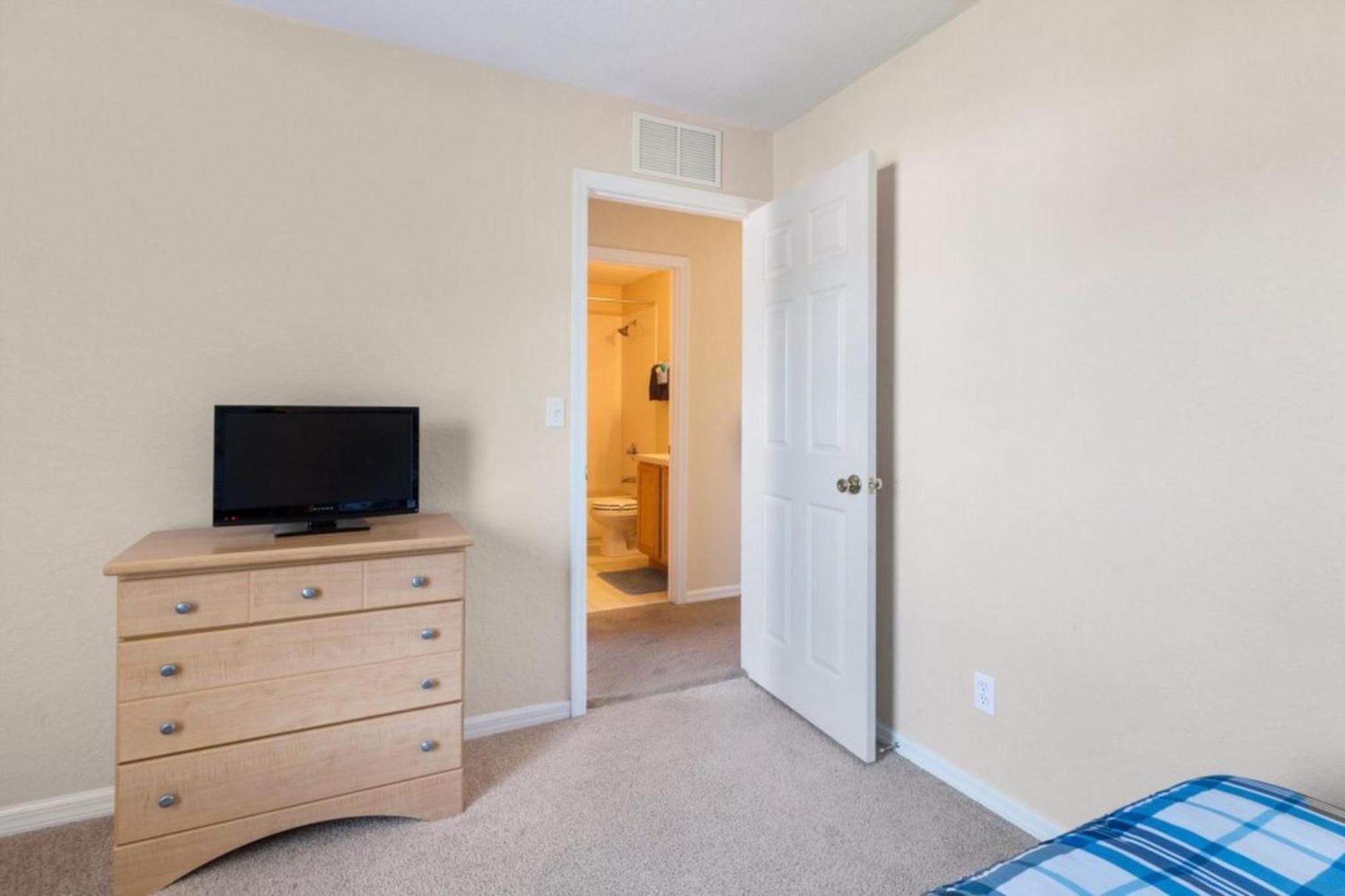 Apartment Spacious Regal Oaks Retreat - Steps To The Pool