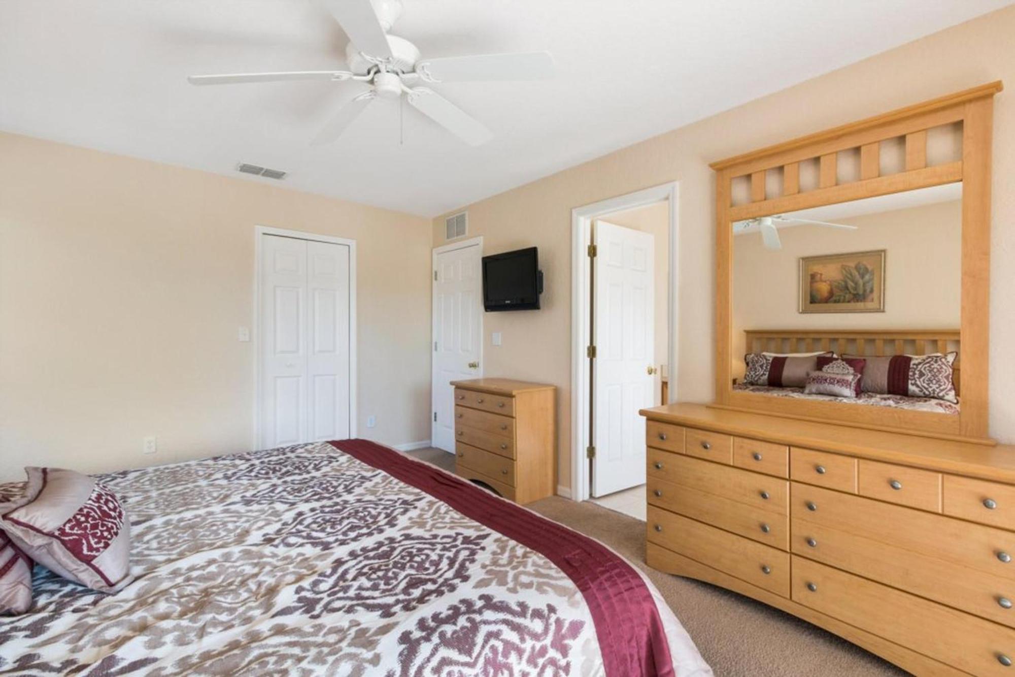 Spacious Regal Oaks Retreat - Steps To The Pool Apartment *