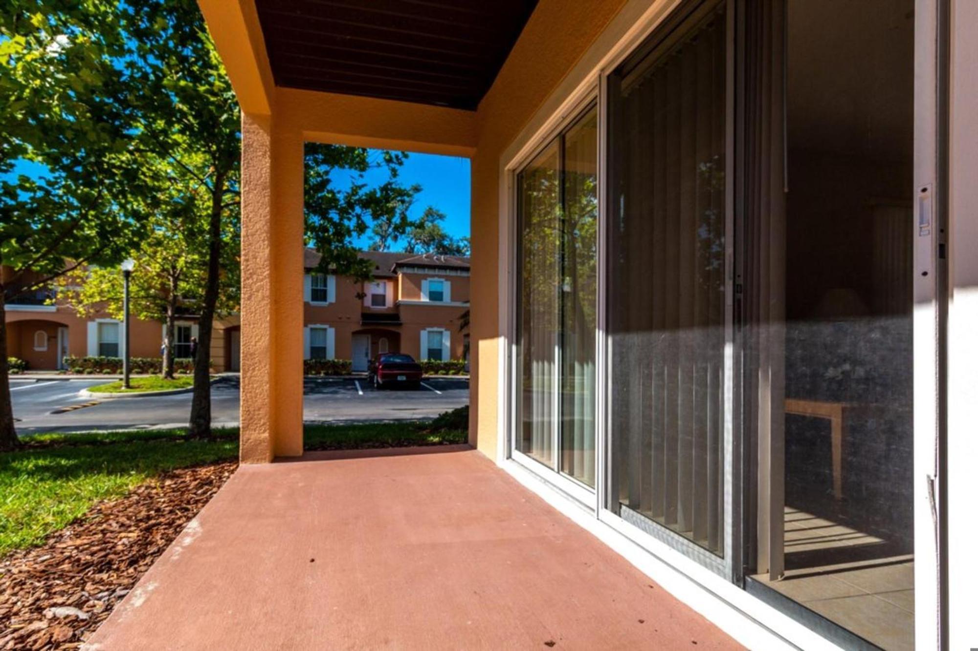Spacious Regal Oaks Retreat - Steps To The Pool Apartment