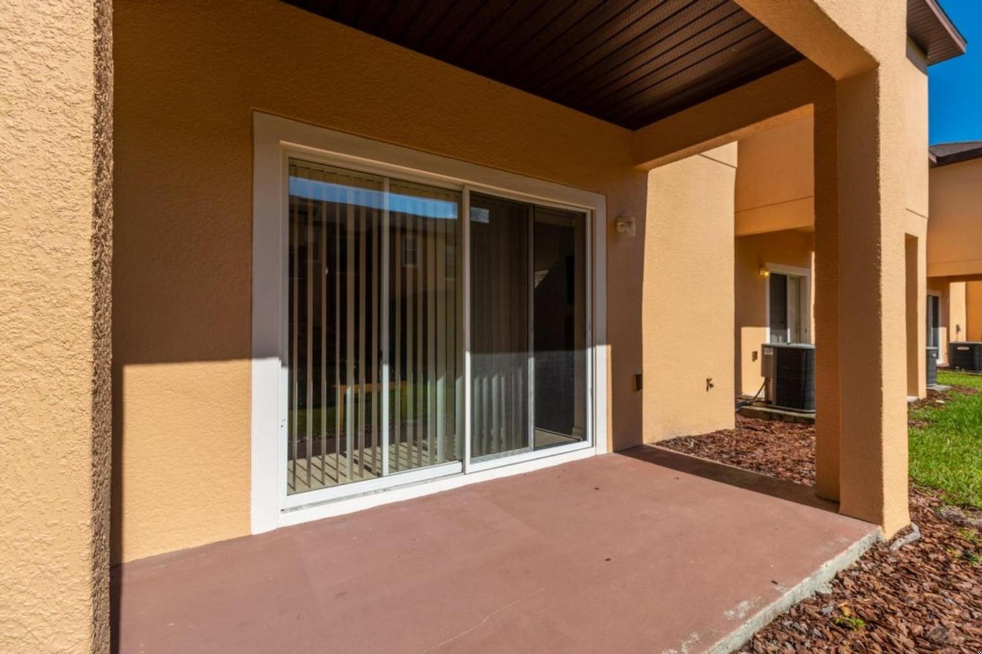Spacious Regal Oaks Retreat - Steps To The Pool Apartment