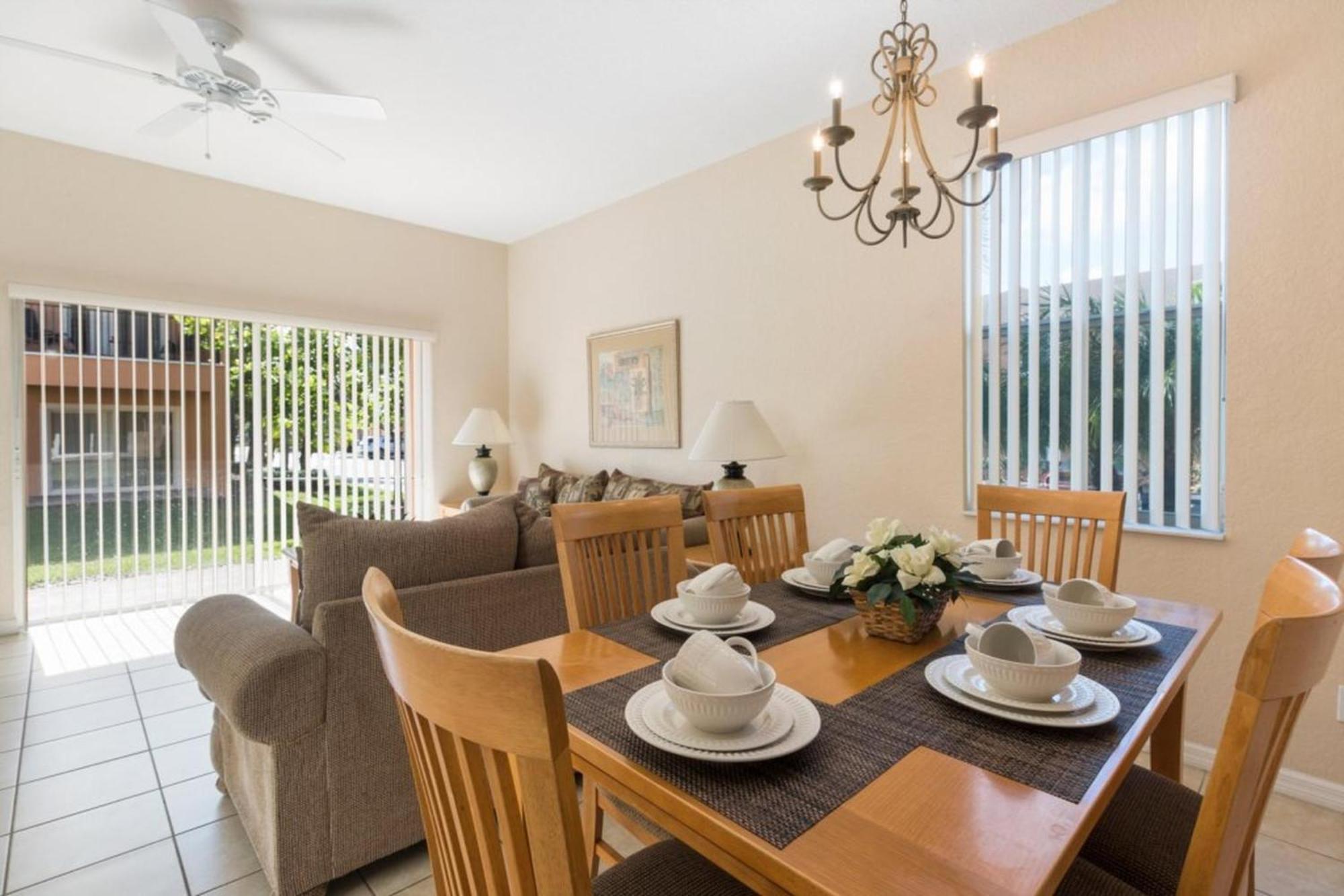 Apartment Spacious Regal Oaks Retreat - Steps To The Pool