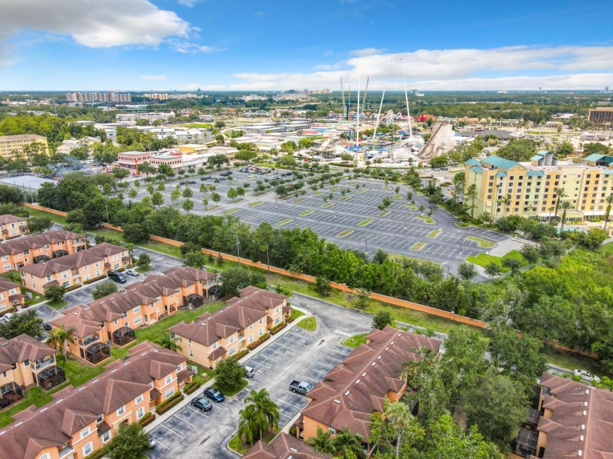 Luxury Townhome Near W/ Amenities Apartment