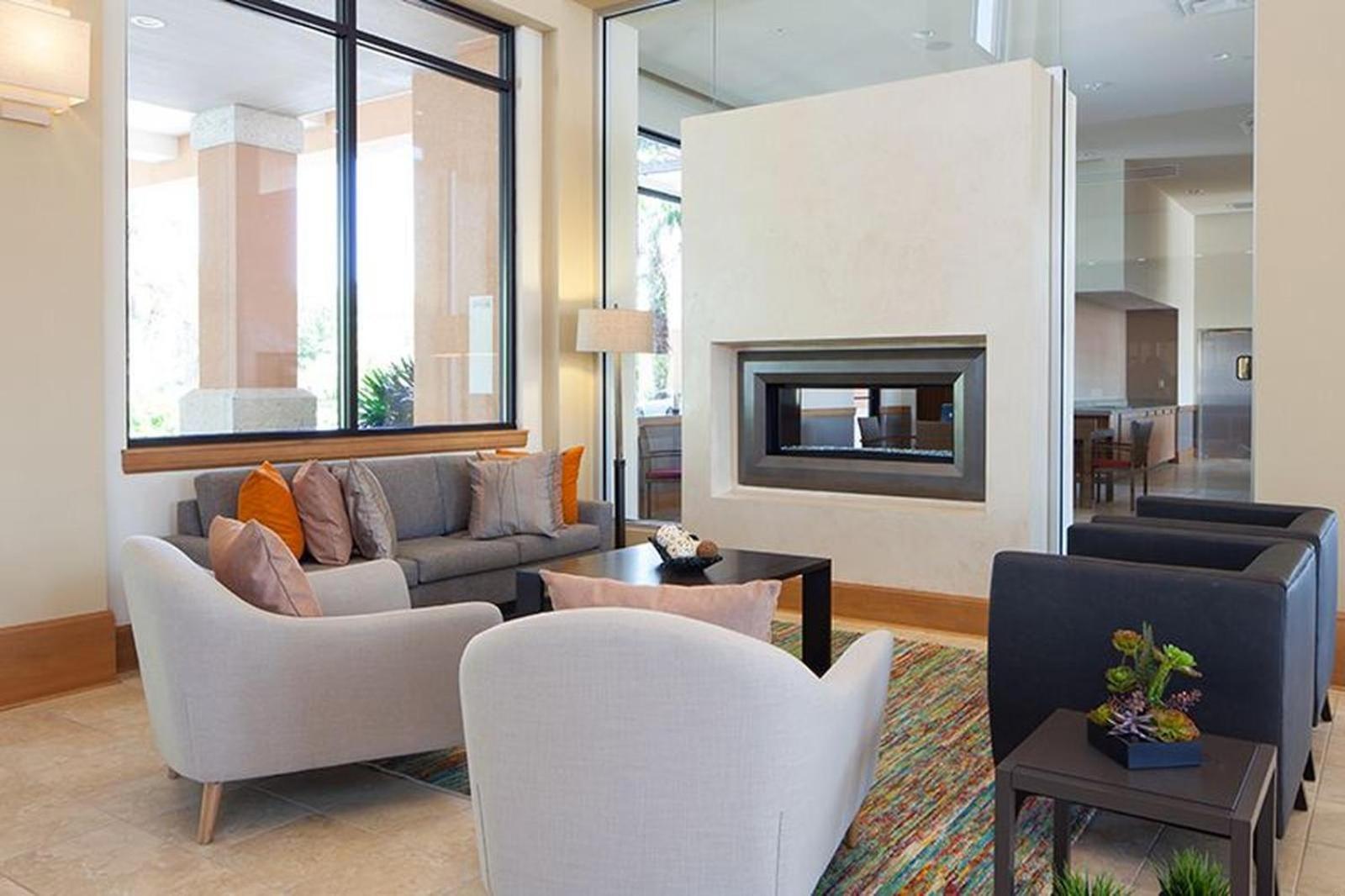 Luxury Townhome Near W/ Amenities Apartment