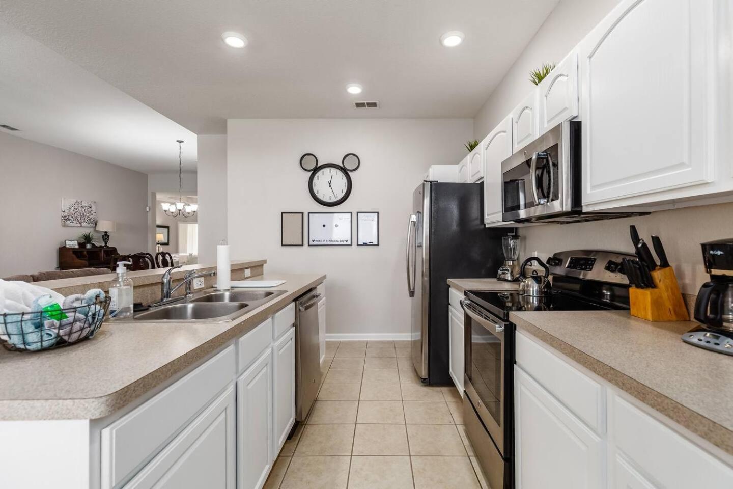 7782 Basnett Circle 4bed * Orlando