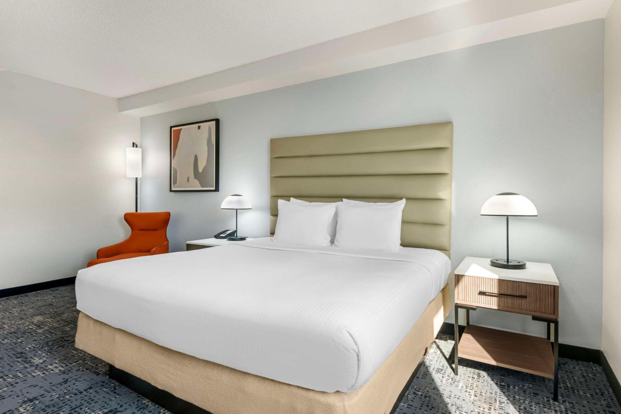 Hotel Western Universal - Newly Renovated! 3*