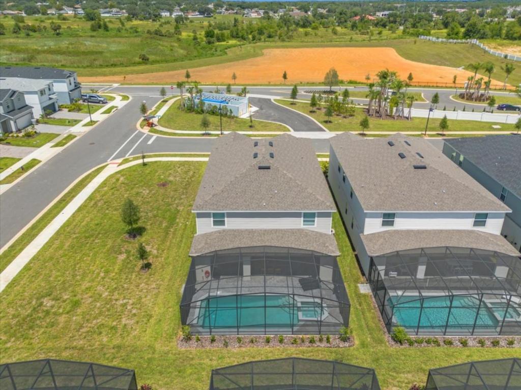 10 Bedrooms- 8 Bathrooms- Windsor Cay 16392 Sk Holiday home