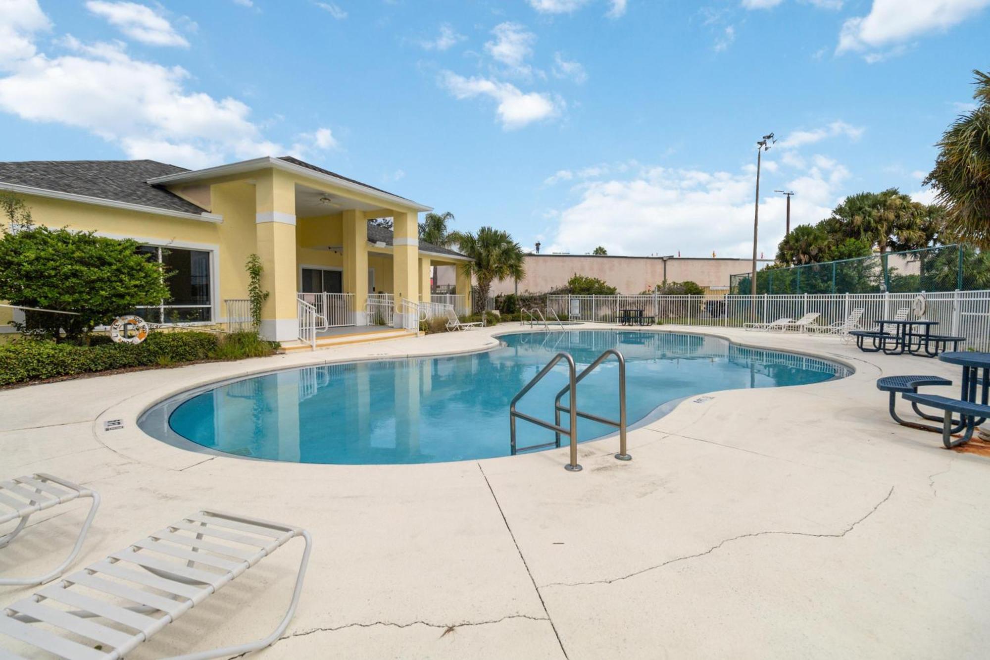 Apartment Huge Screened Patio That Overlooks Buck, Near Famous Attractions!! *