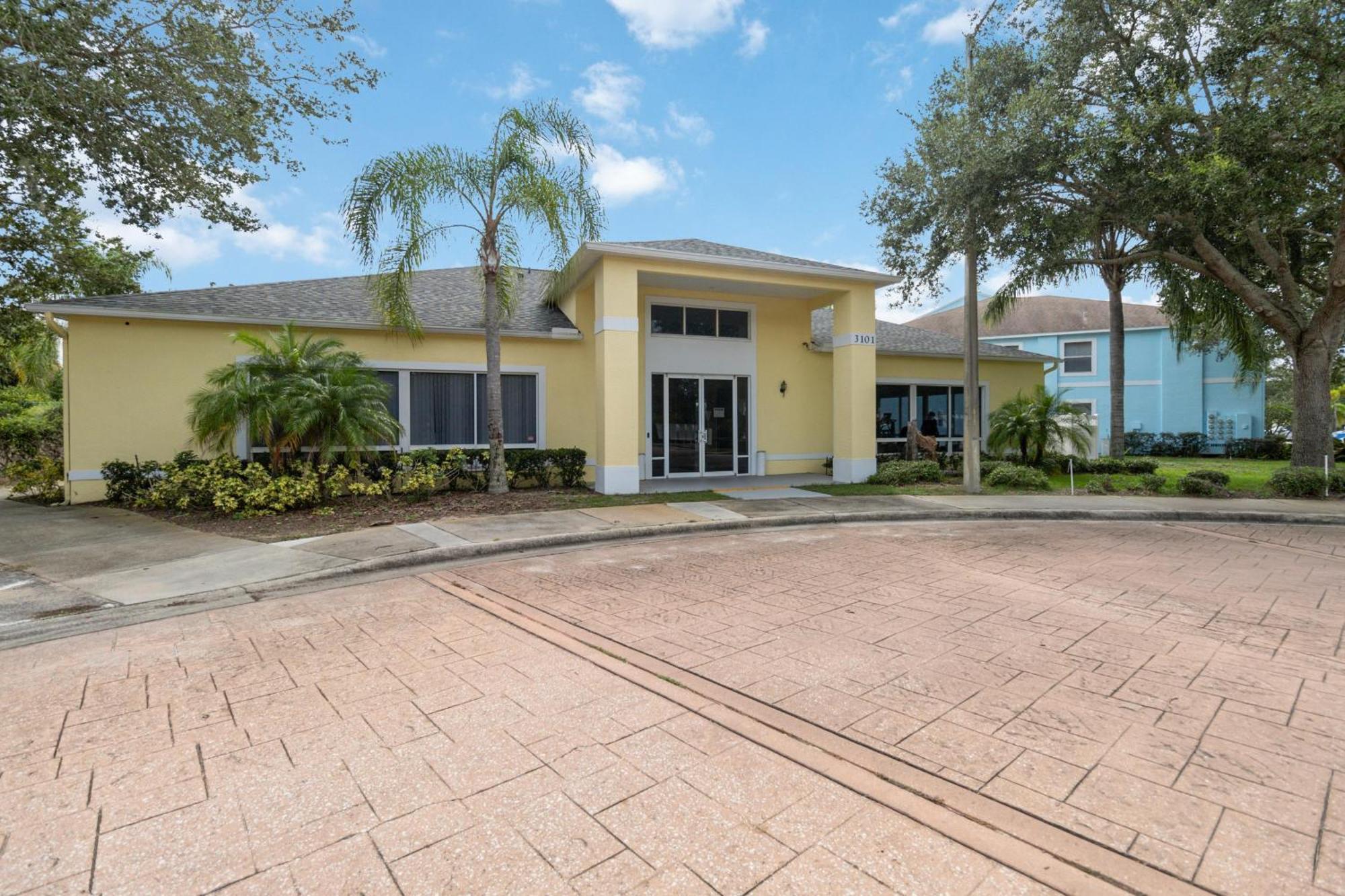 Huge Screened Patio That Overlooks Buck, Near Famous Attractions!! * Orlando